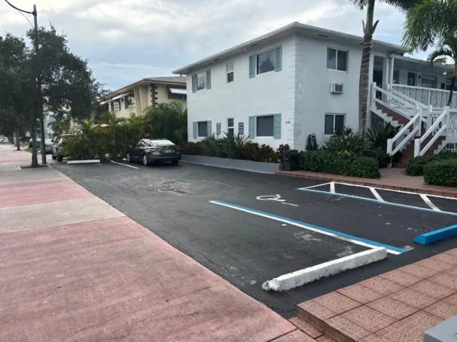 Parking in May-Dee Suites in Florida