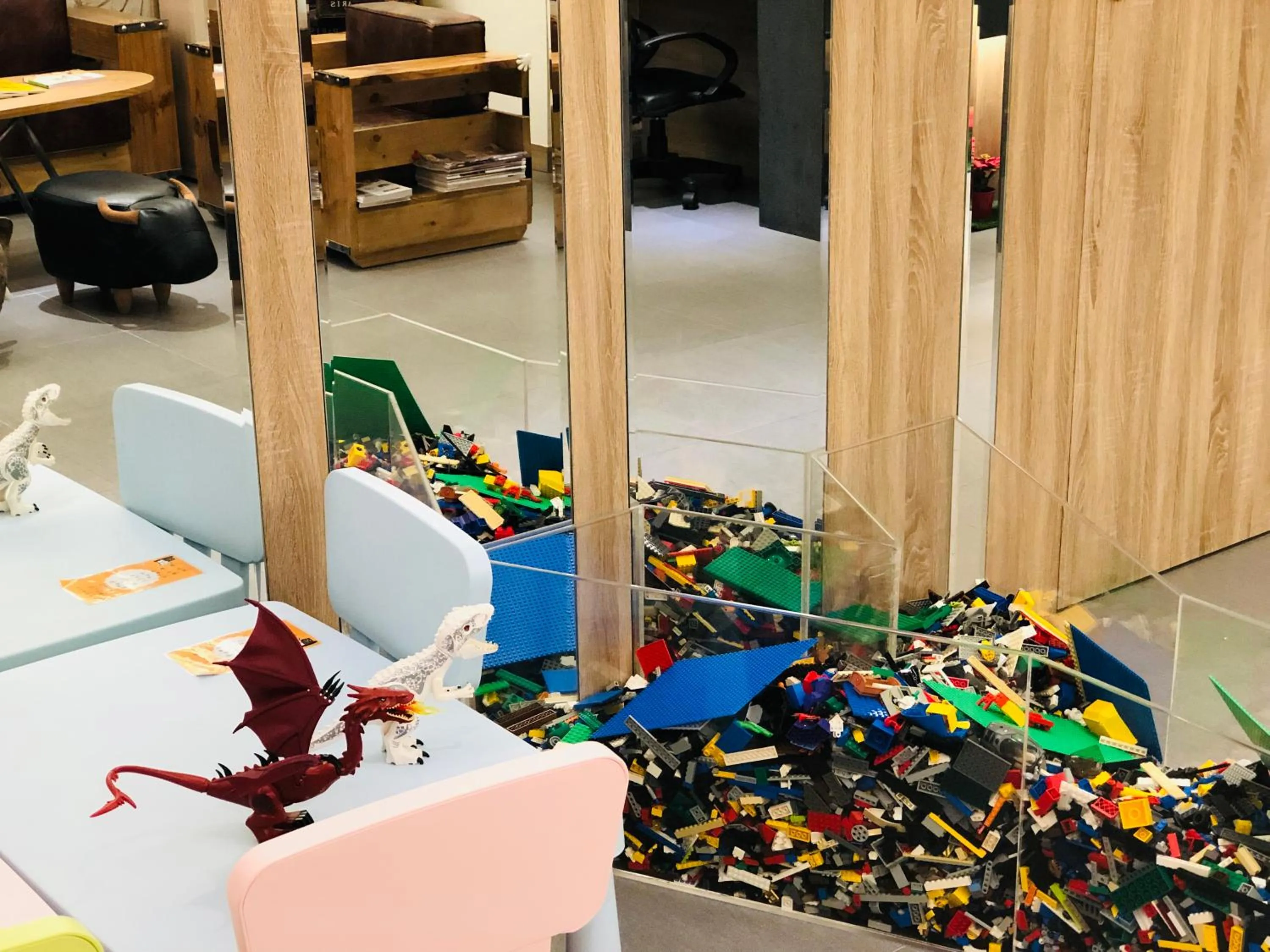 Communal lounge/ TV room in Fairytale Yi Su Hotspring Hotel