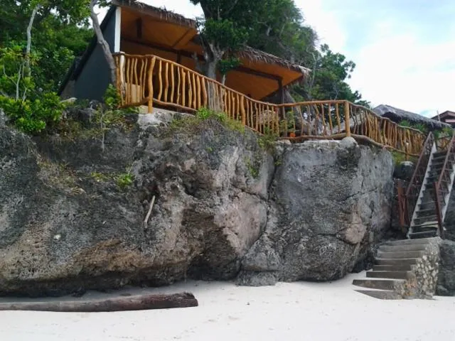 Property building in Nini's Beach Bungalows