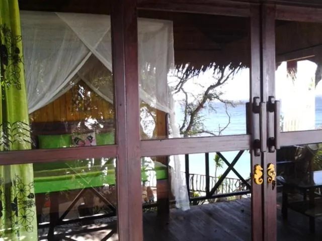 Photo of the whole room in Nini's Beach Bungalows