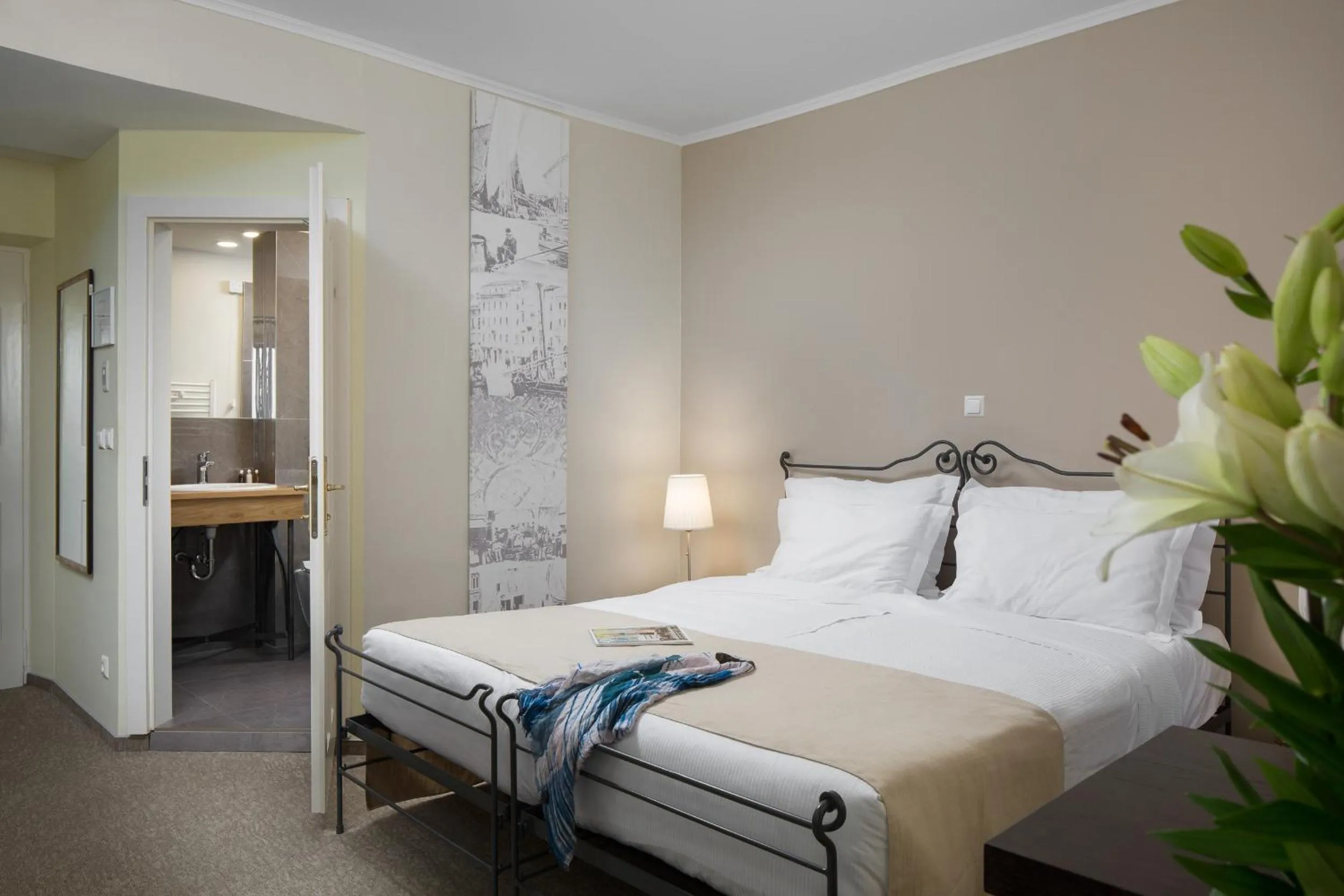 Shower, Bed in Hotel Angelo d'Oro