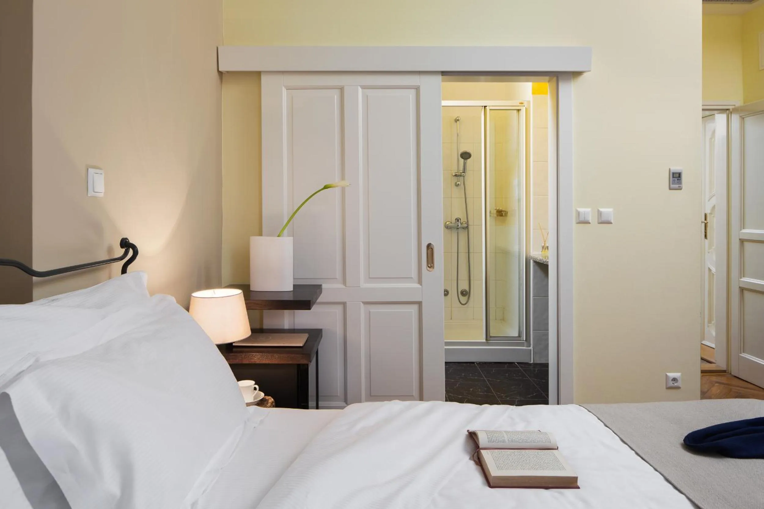 Shower, Bed in Hotel Angelo d'Oro