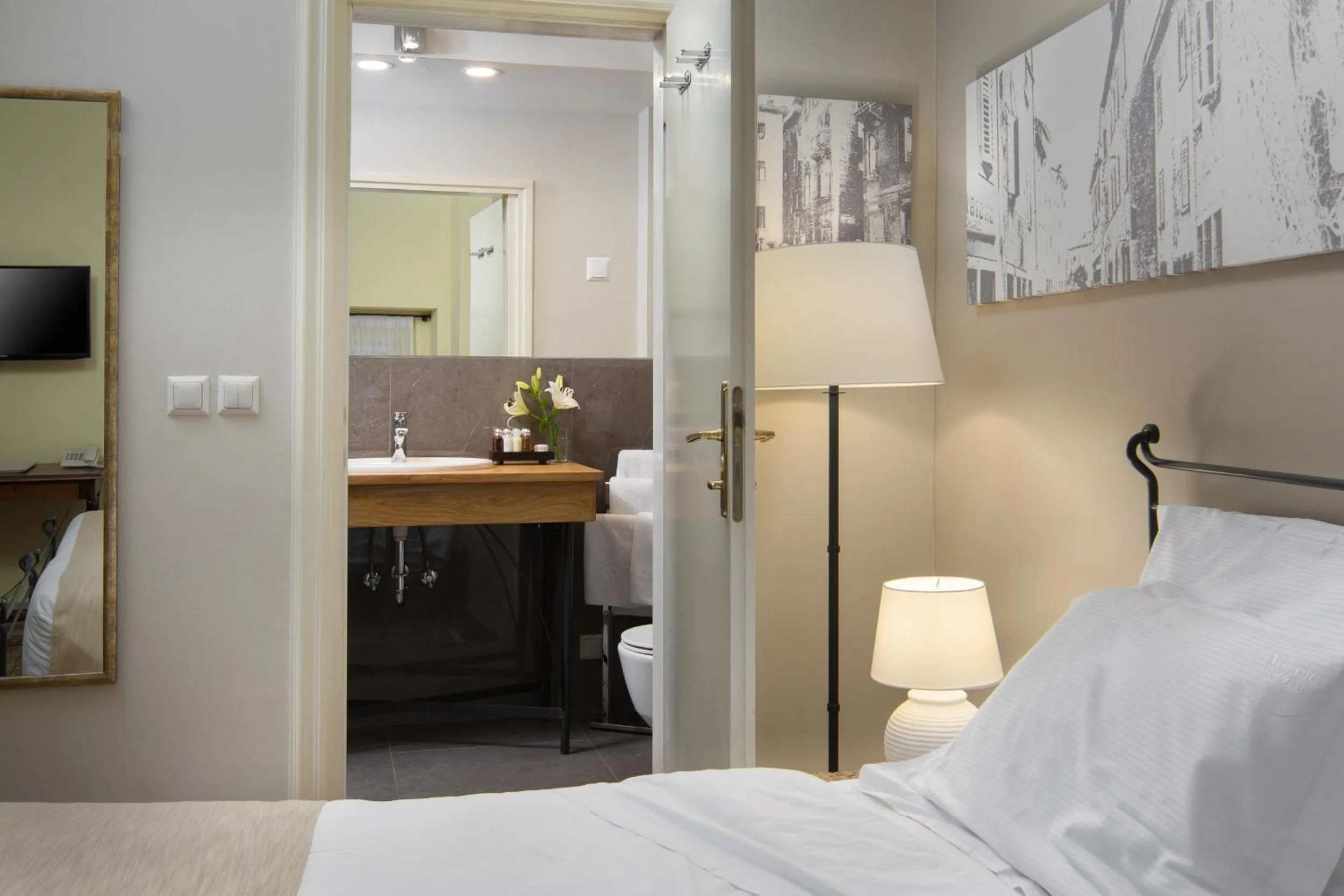 Shower, Bed in Hotel Angelo d'Oro