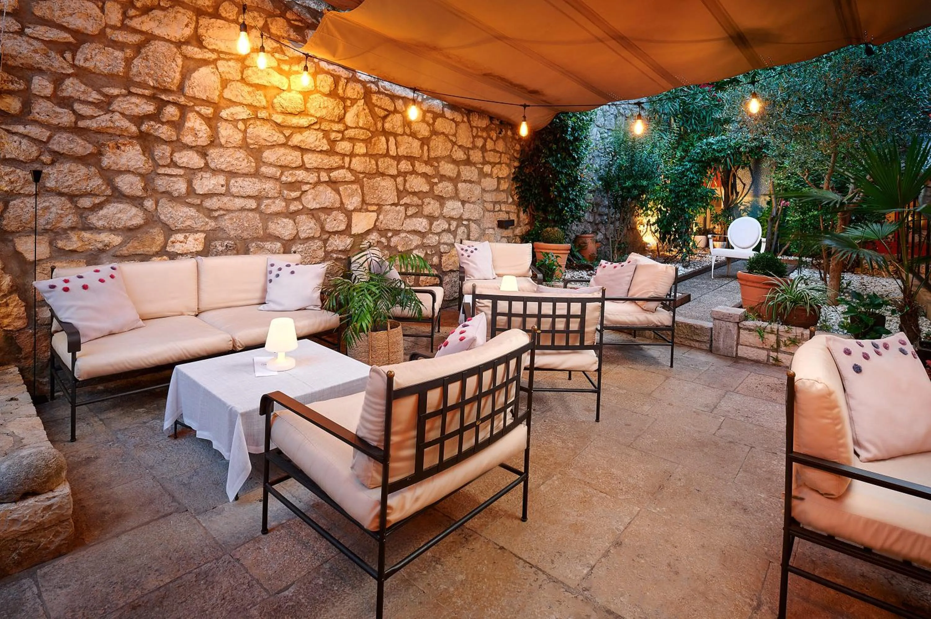 Patio in Hotel Angelo d'Oro