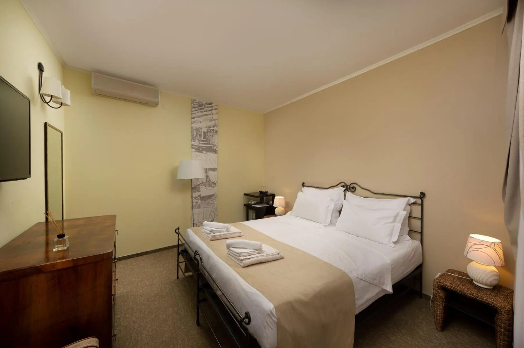 Bed in Hotel Angelo d'Oro