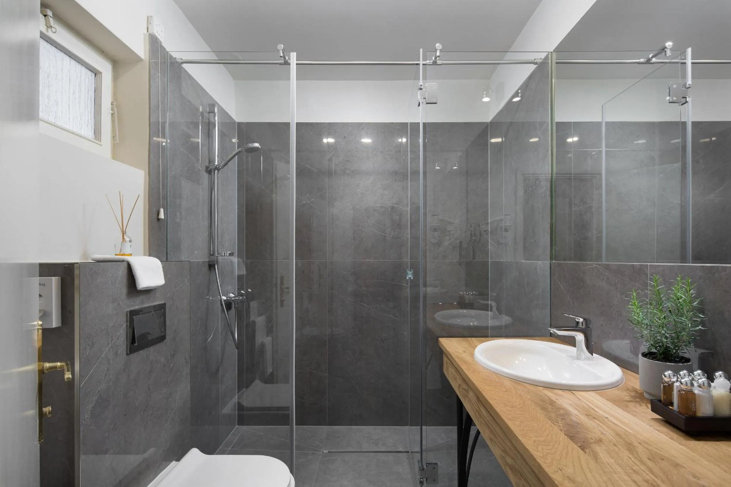 Shower in Hotel Angelo d'Oro