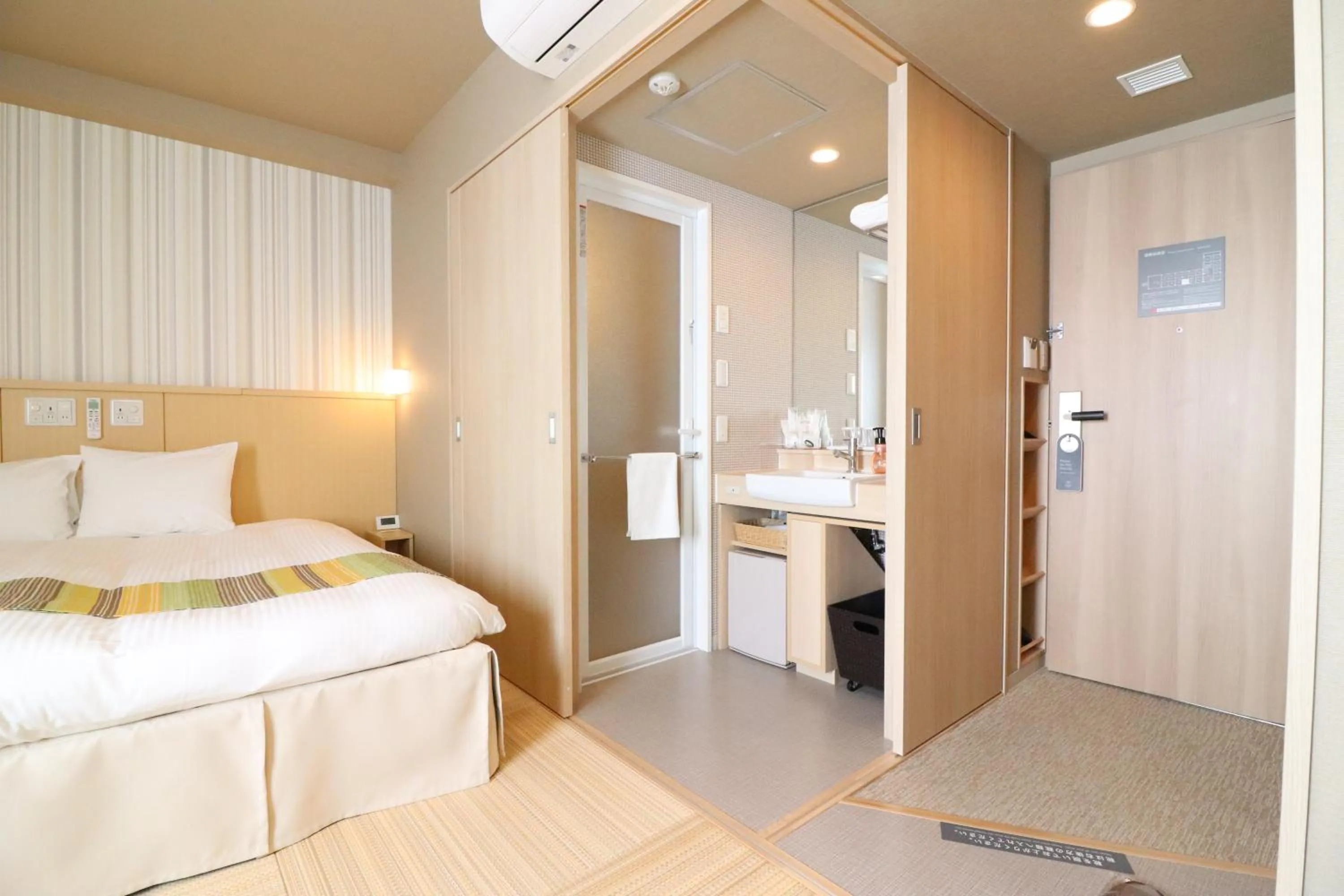 Photo of the whole room, Bed in Hiyori Hotel Maihama