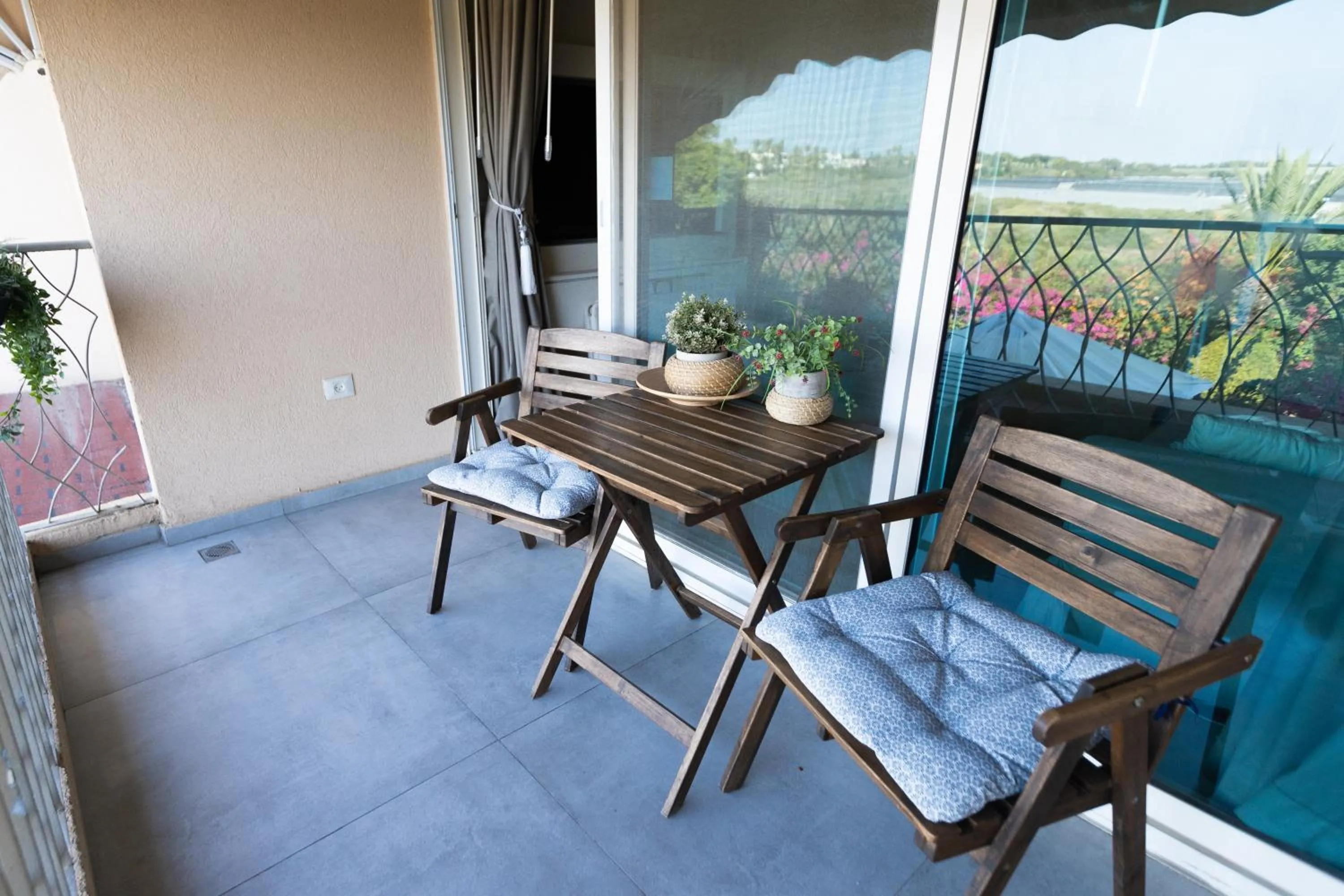 Neot Golf, Ziv's Place