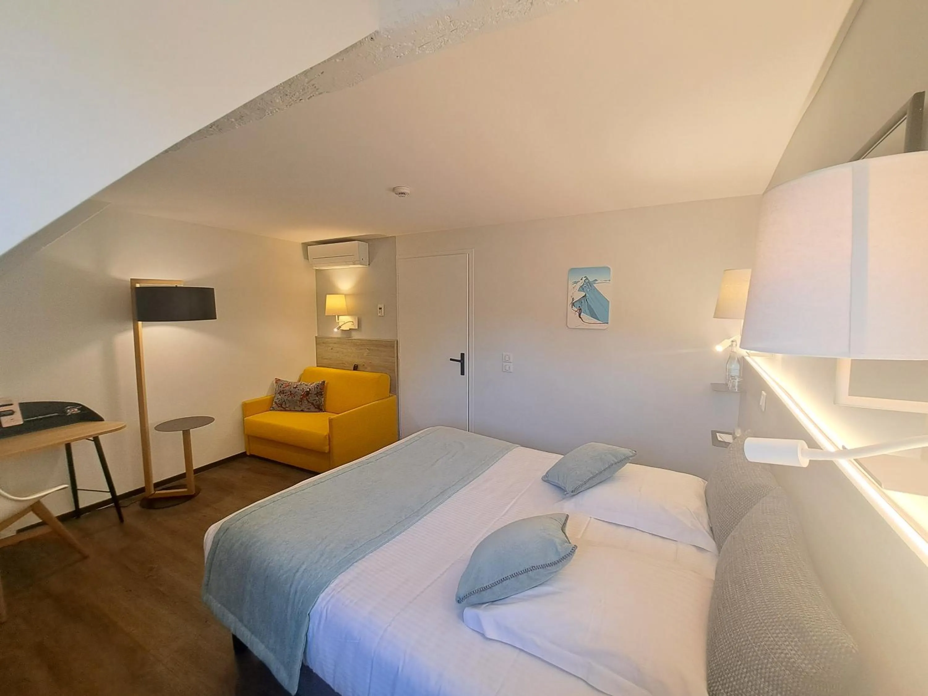 Photo of the whole room, Bed in Hôtel des Princes, Chambéry Centre