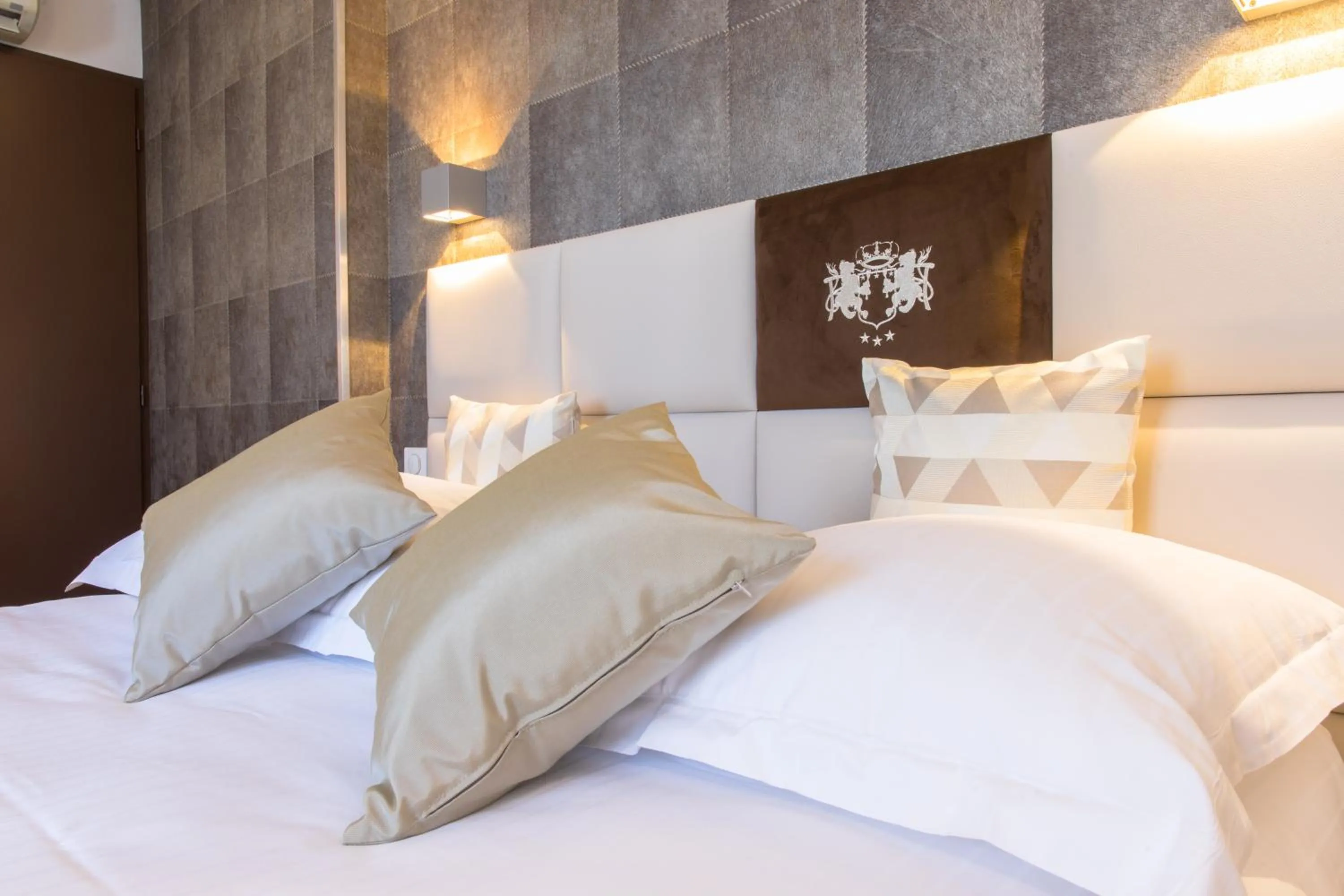 Bed in Hôtel des Princes, Chambéry Centre