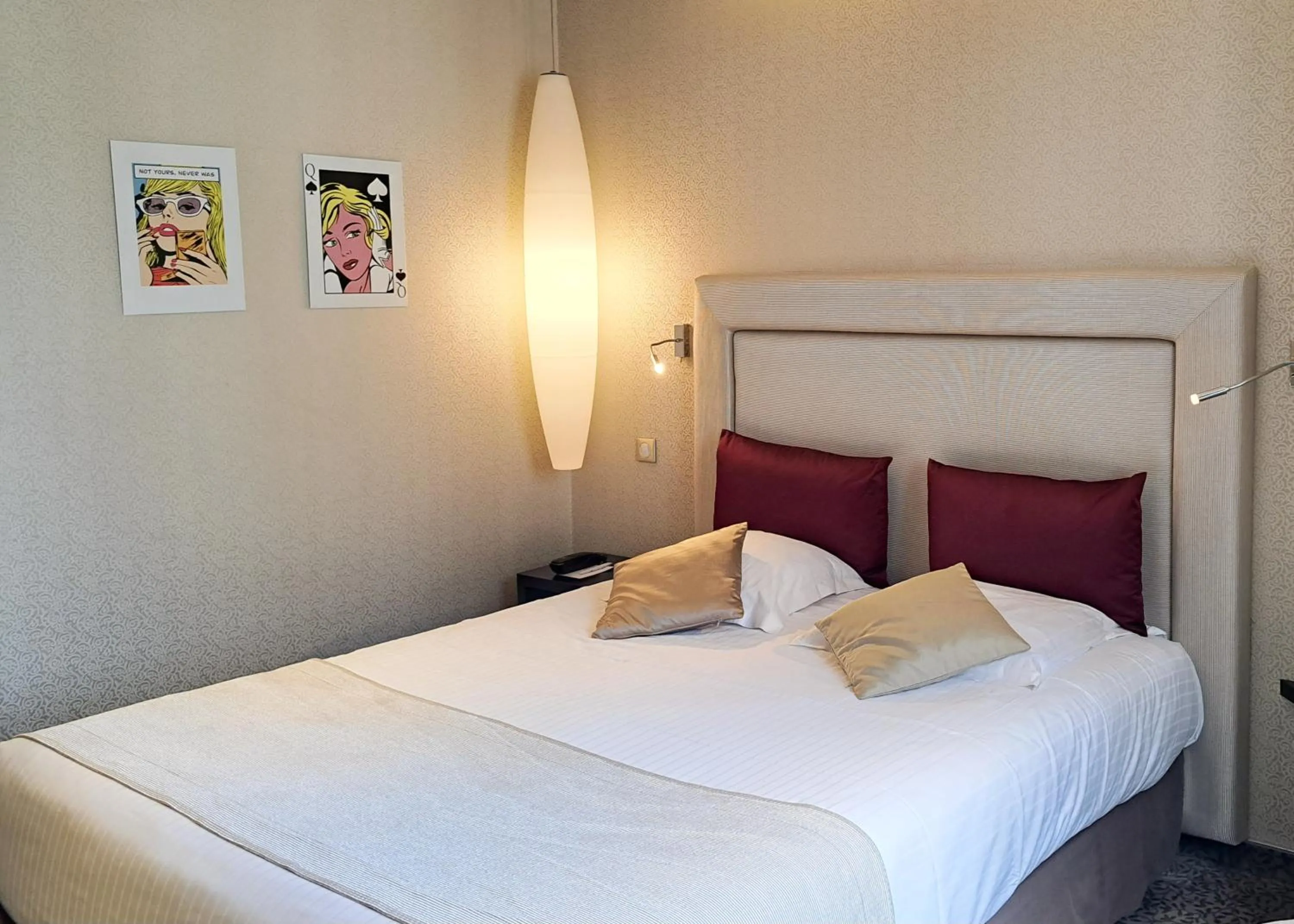 Photo of the whole room, Bed in Hôtel des Princes, Chambéry Centre