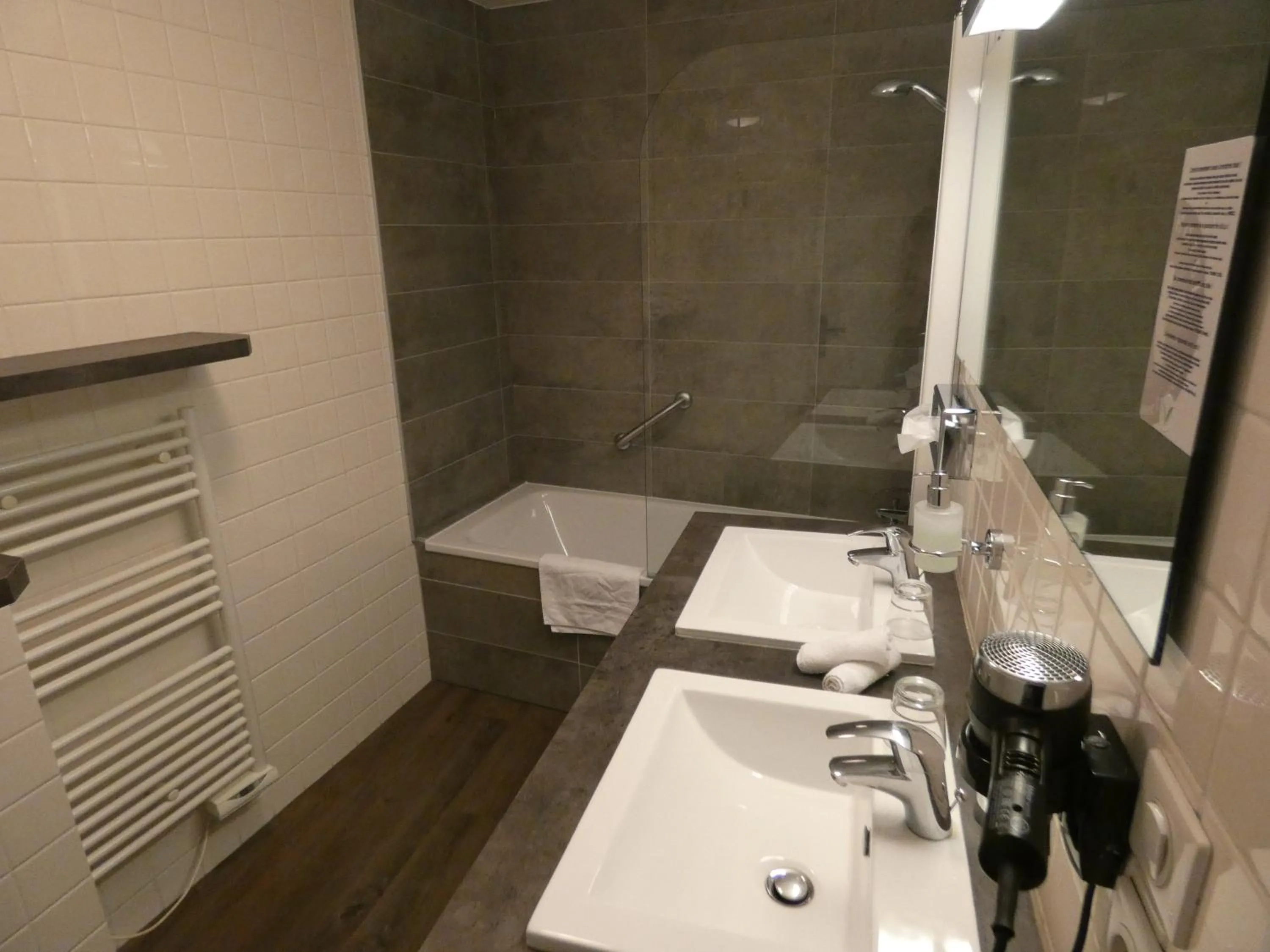 Bathroom in Hôtel des Princes, Chambéry Centre