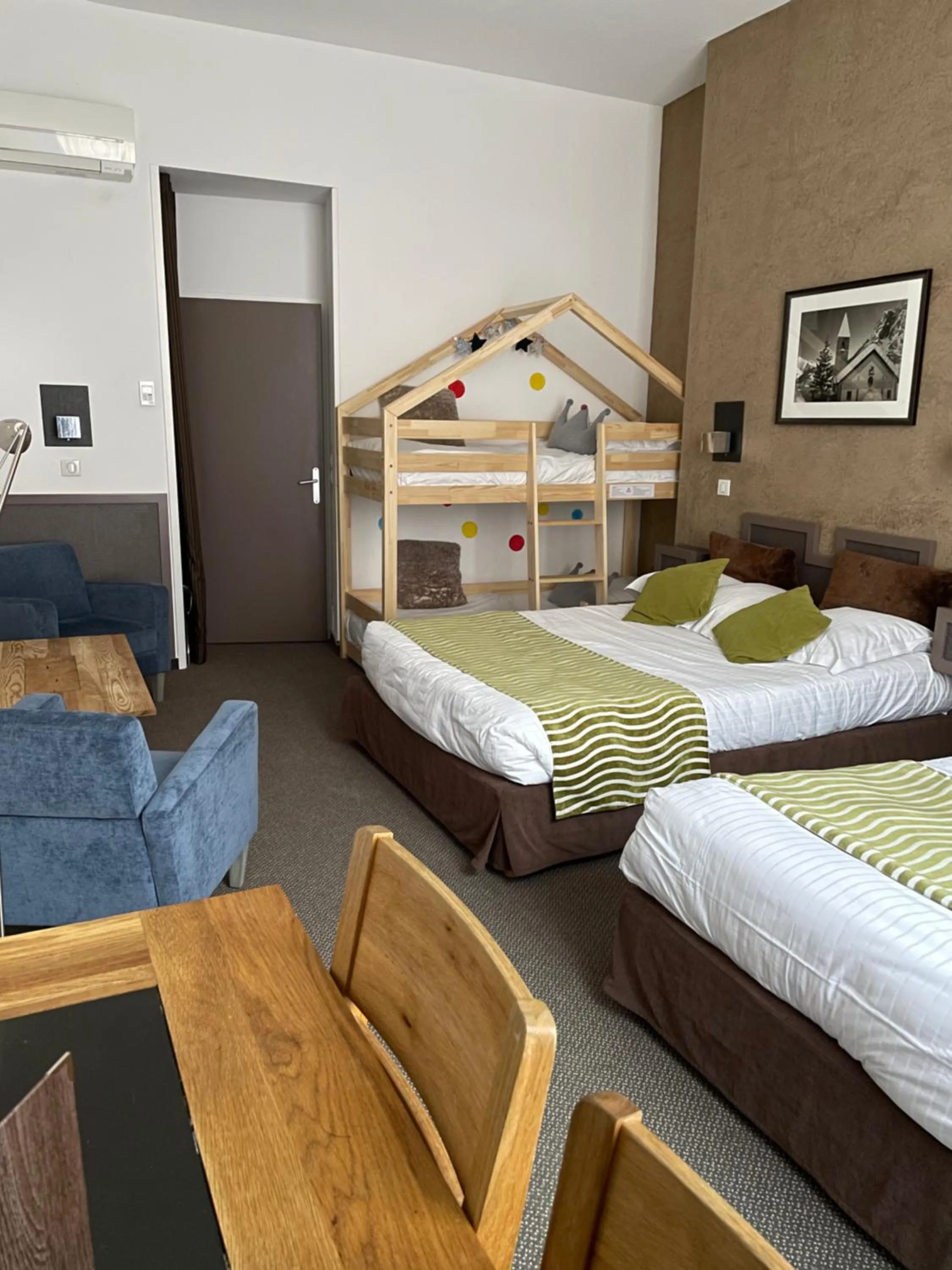 Bedroom, Bed in Hôtel des Princes, Chambéry Centre