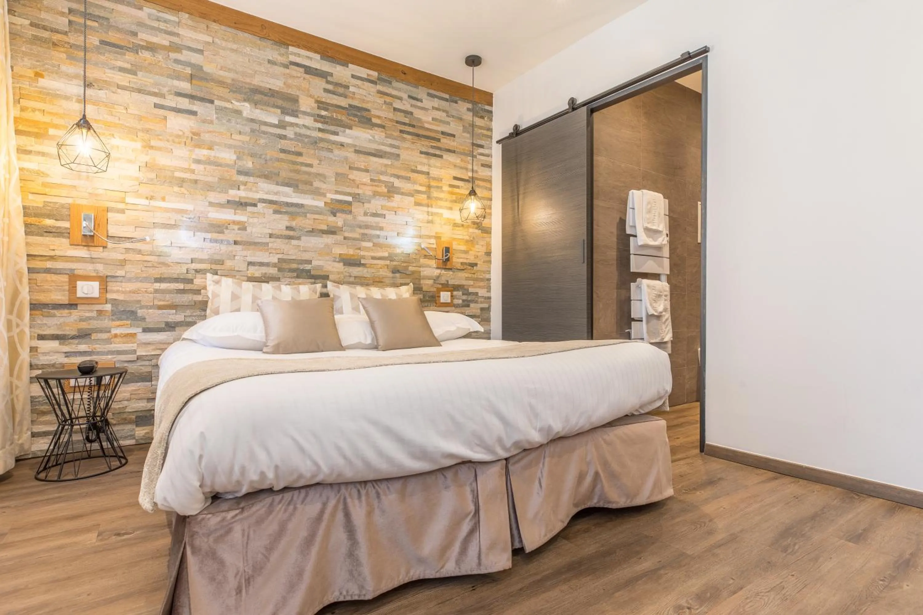 Photo of the whole room, Bed in Hôtel des Princes, Chambéry Centre