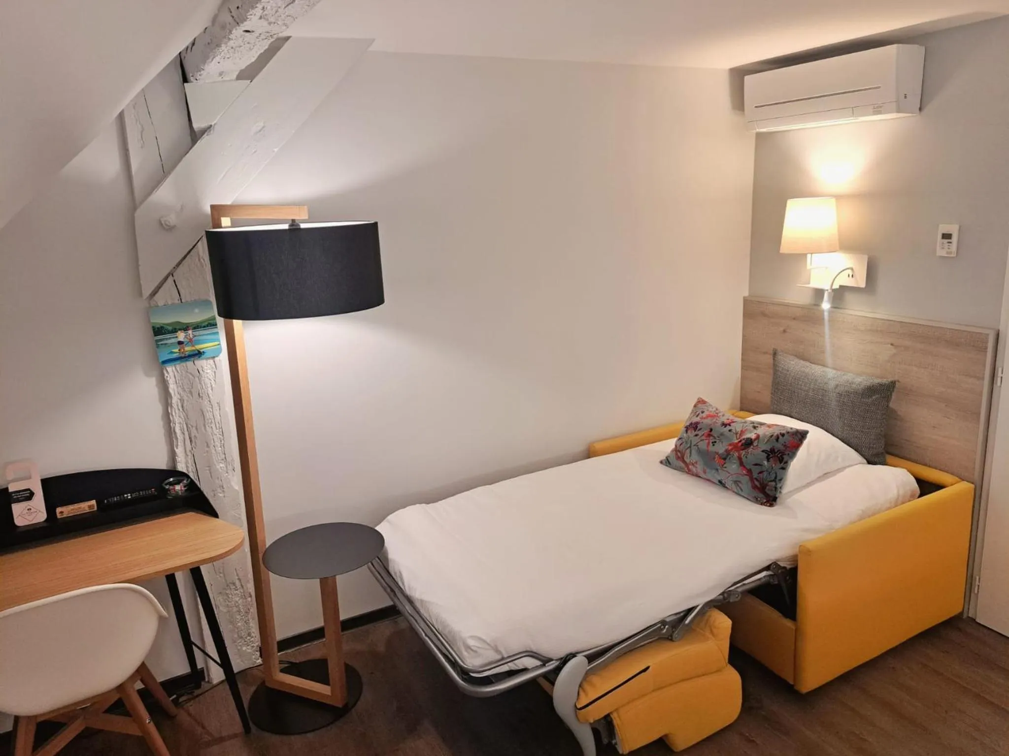 Bed in Hôtel des Princes, Chambéry Centre