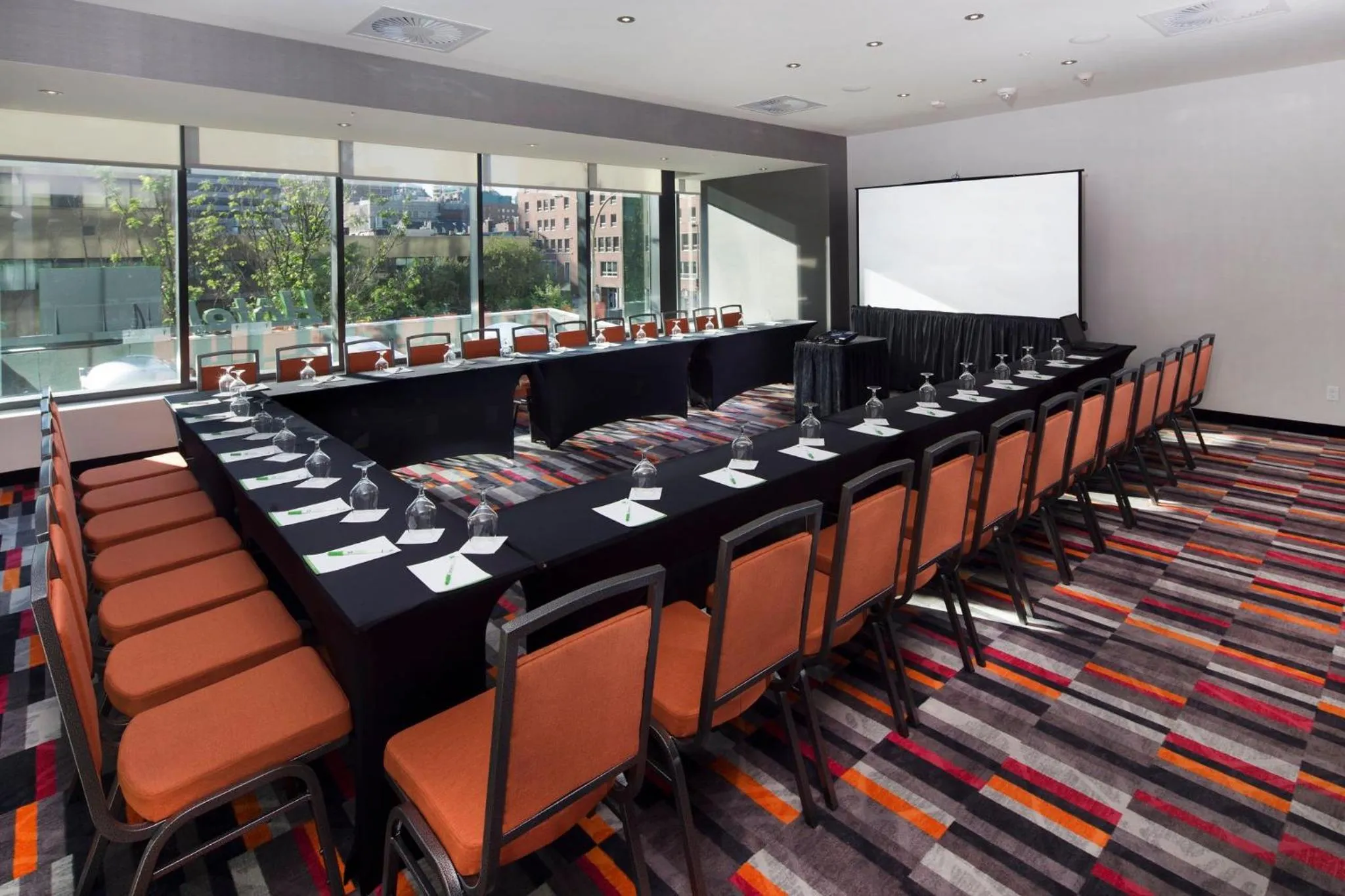 Meeting/conference room in Holiday Inn Hotel & Suites - Montreal Centre-ville Ouest by IHG