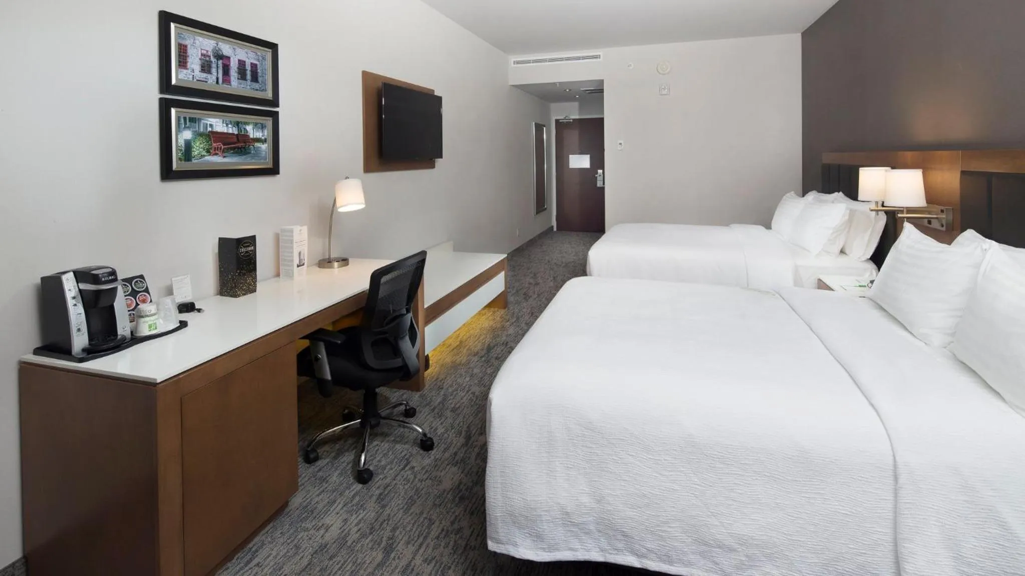 Photo of the whole room, Bed in Holiday Inn Hotel & Suites - Montreal Centre-ville Ouest by IHG