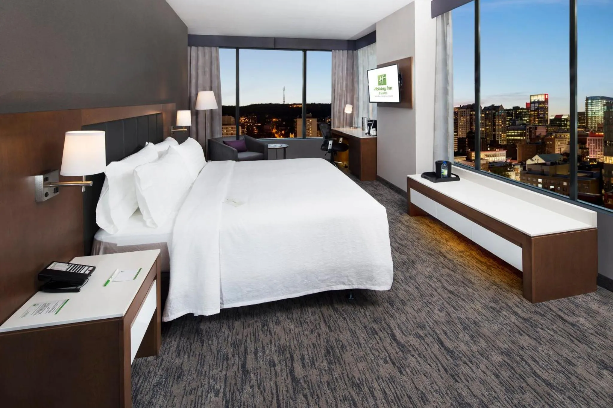 Photo of the whole room, Bed in Holiday Inn Hotel & Suites - Montreal Centre-ville Ouest by IHG