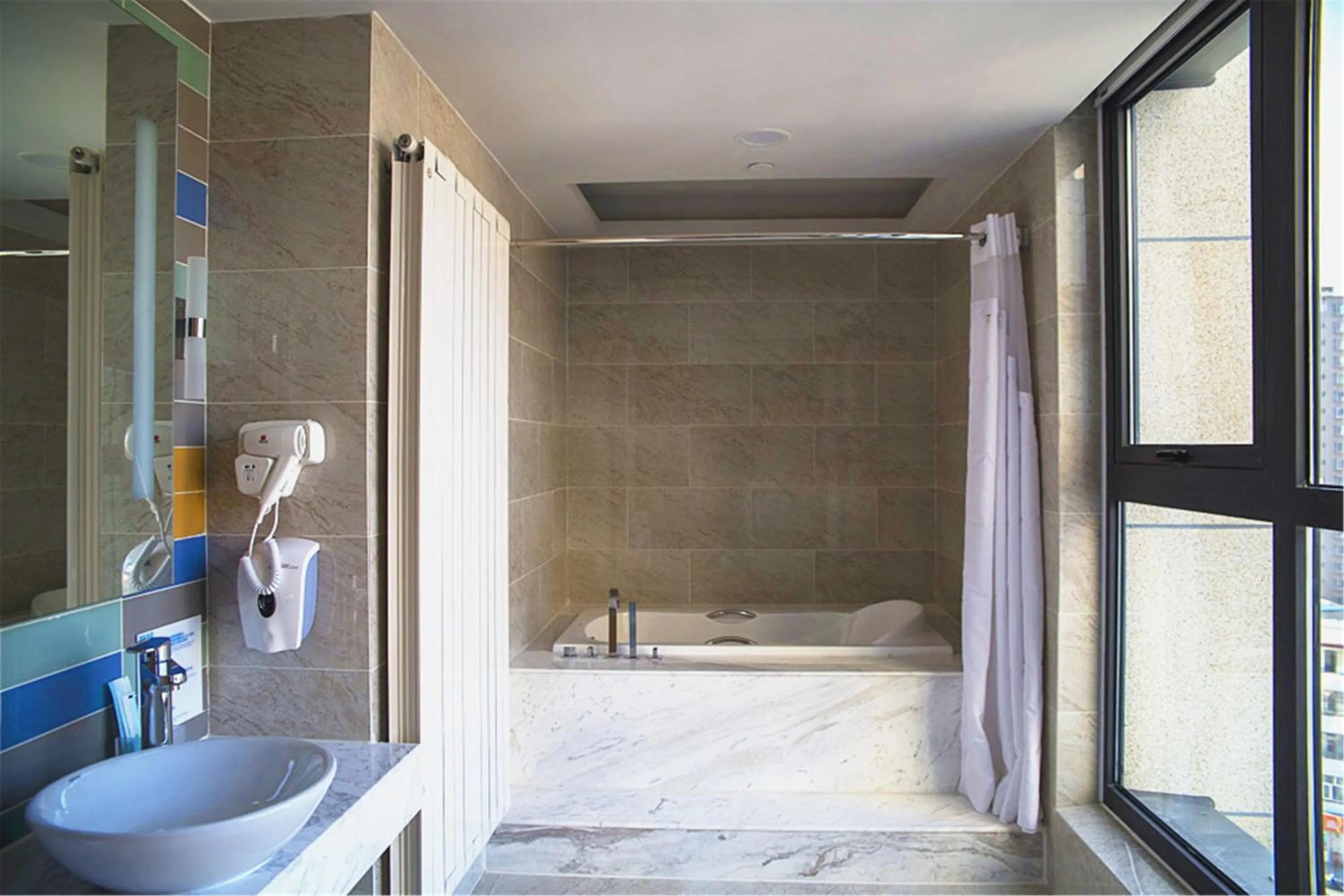 Bath, Bathroom in Holiday Inn Express Zhangjiakou Park View, an IHG Hotel