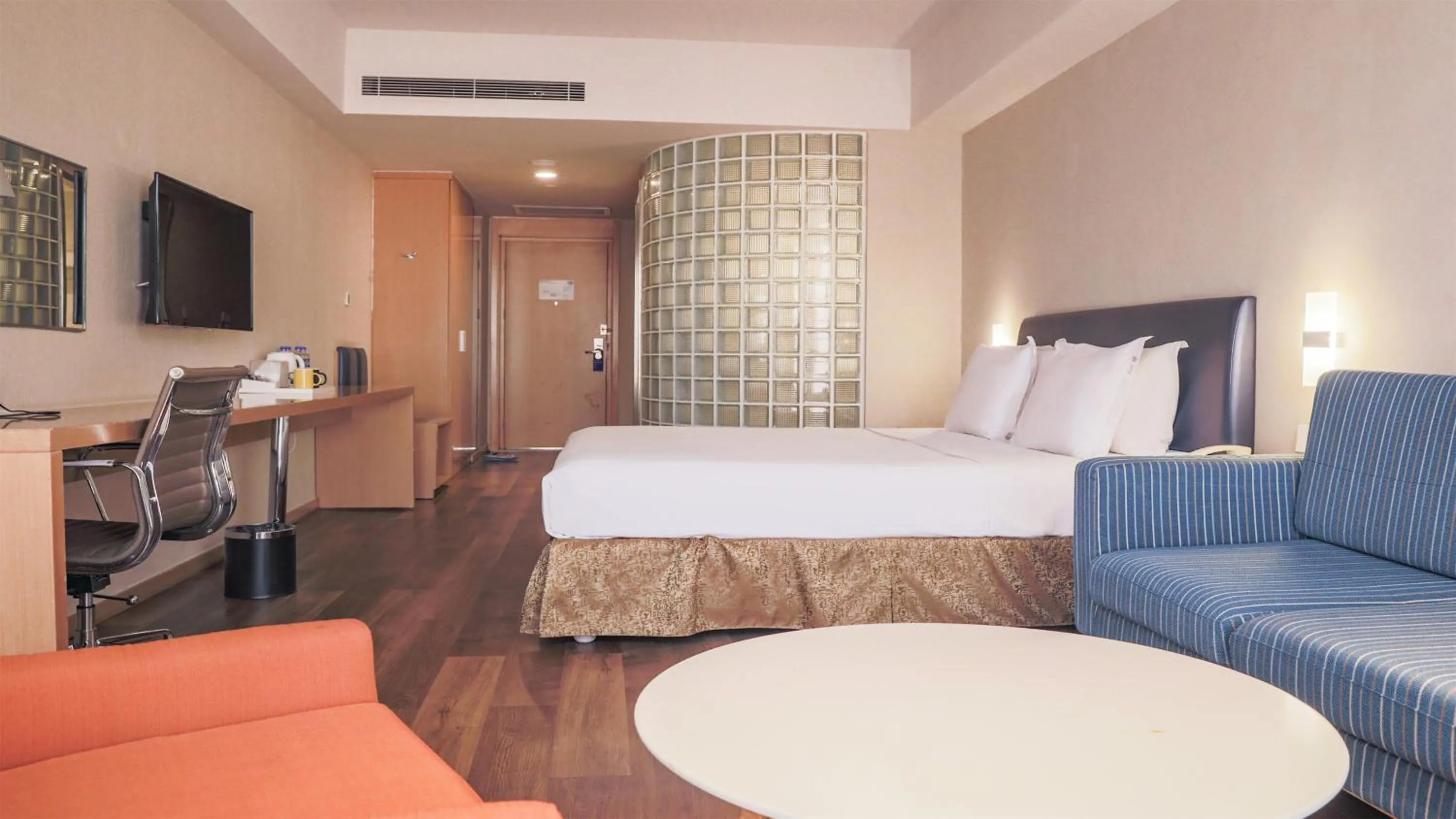 Photo of the whole room in Holiday Inn Express Zhangjiakou Park View, an IHG Hotel