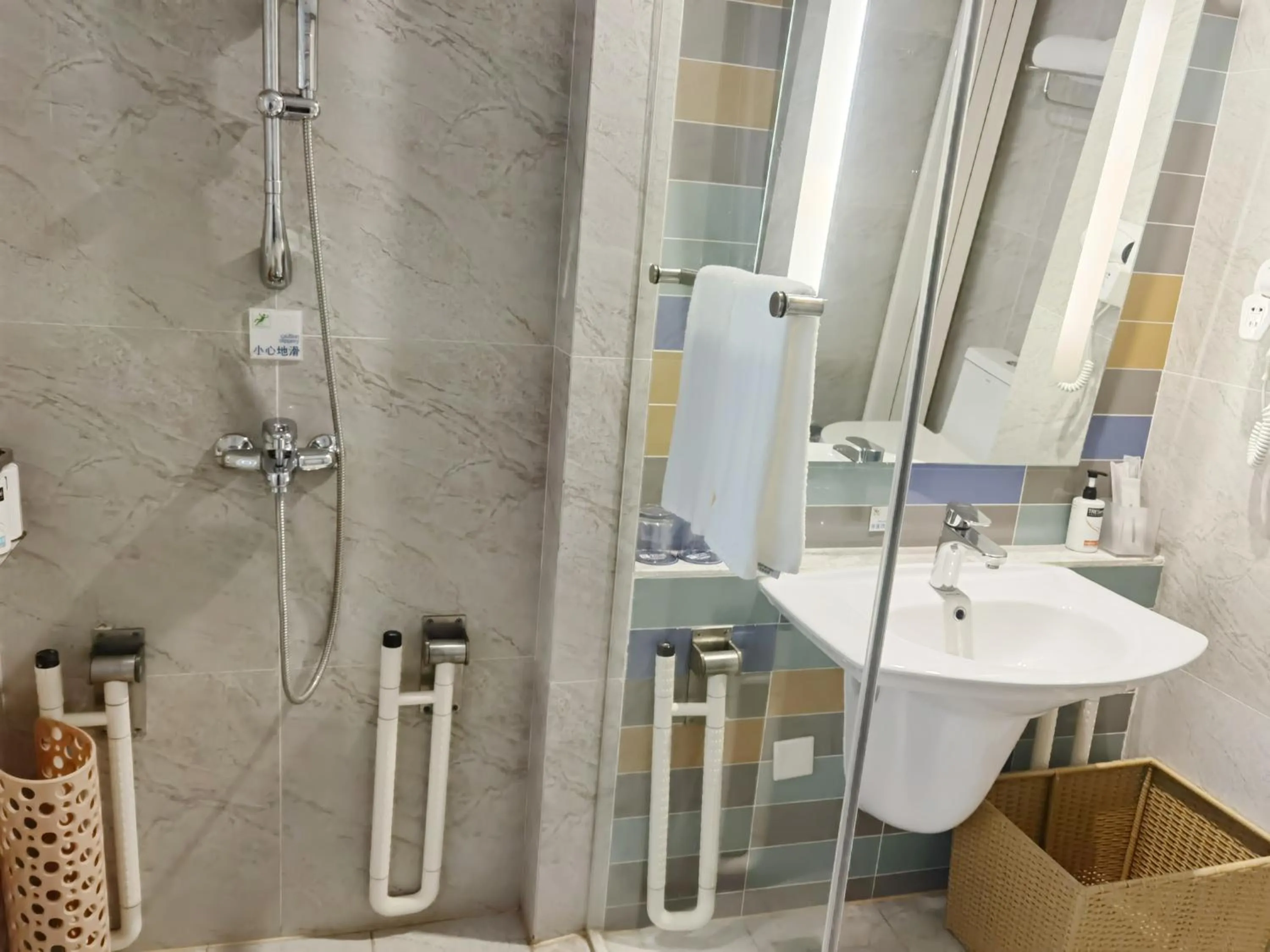 Shower, Bathroom in Holiday Inn Express Zhangjiakou Park View, an IHG Hotel