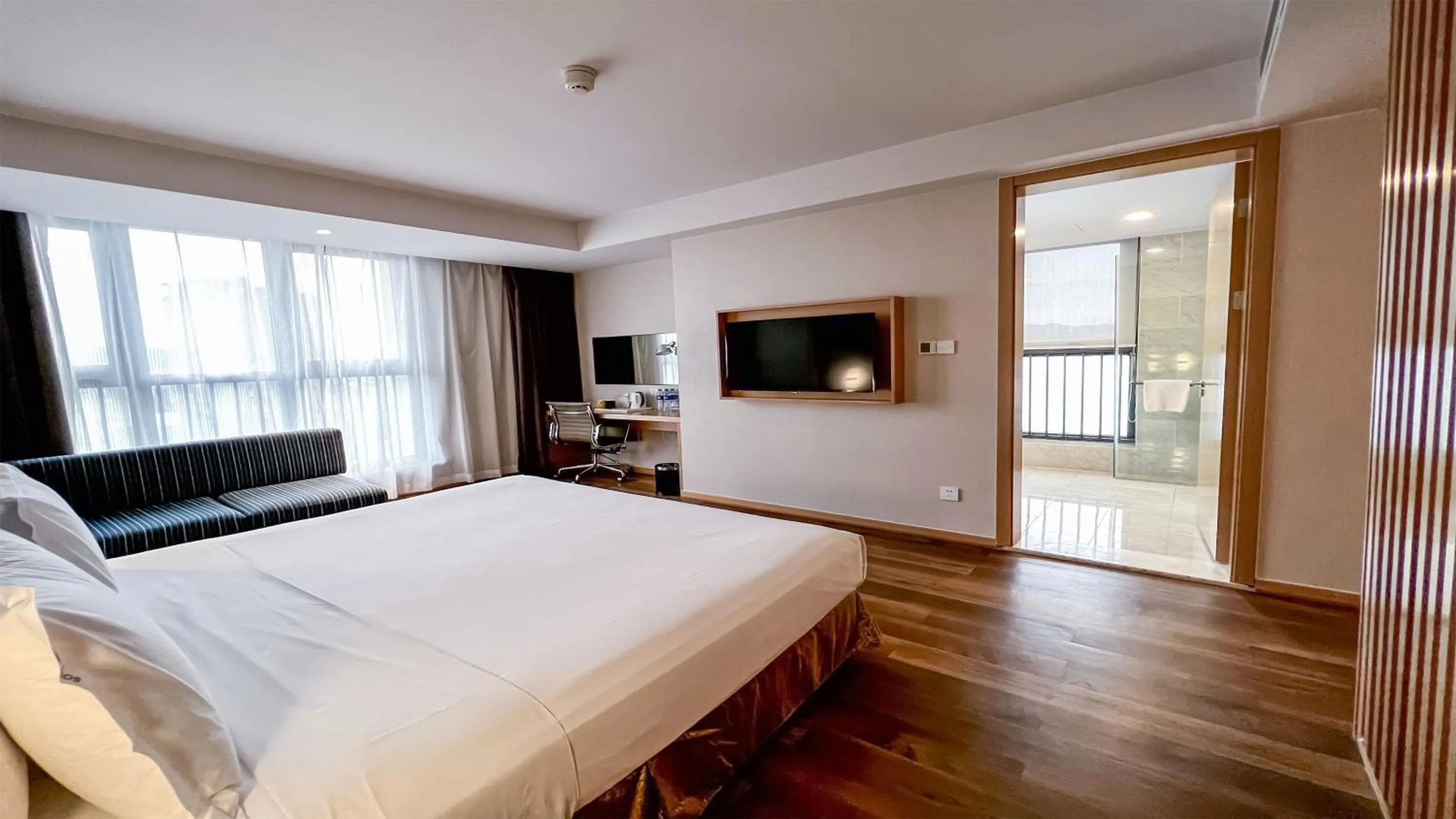 Photo of the whole room, TV/Entertainment Center in Holiday Inn Express Zhangjiakou Park View, an IHG Hotel