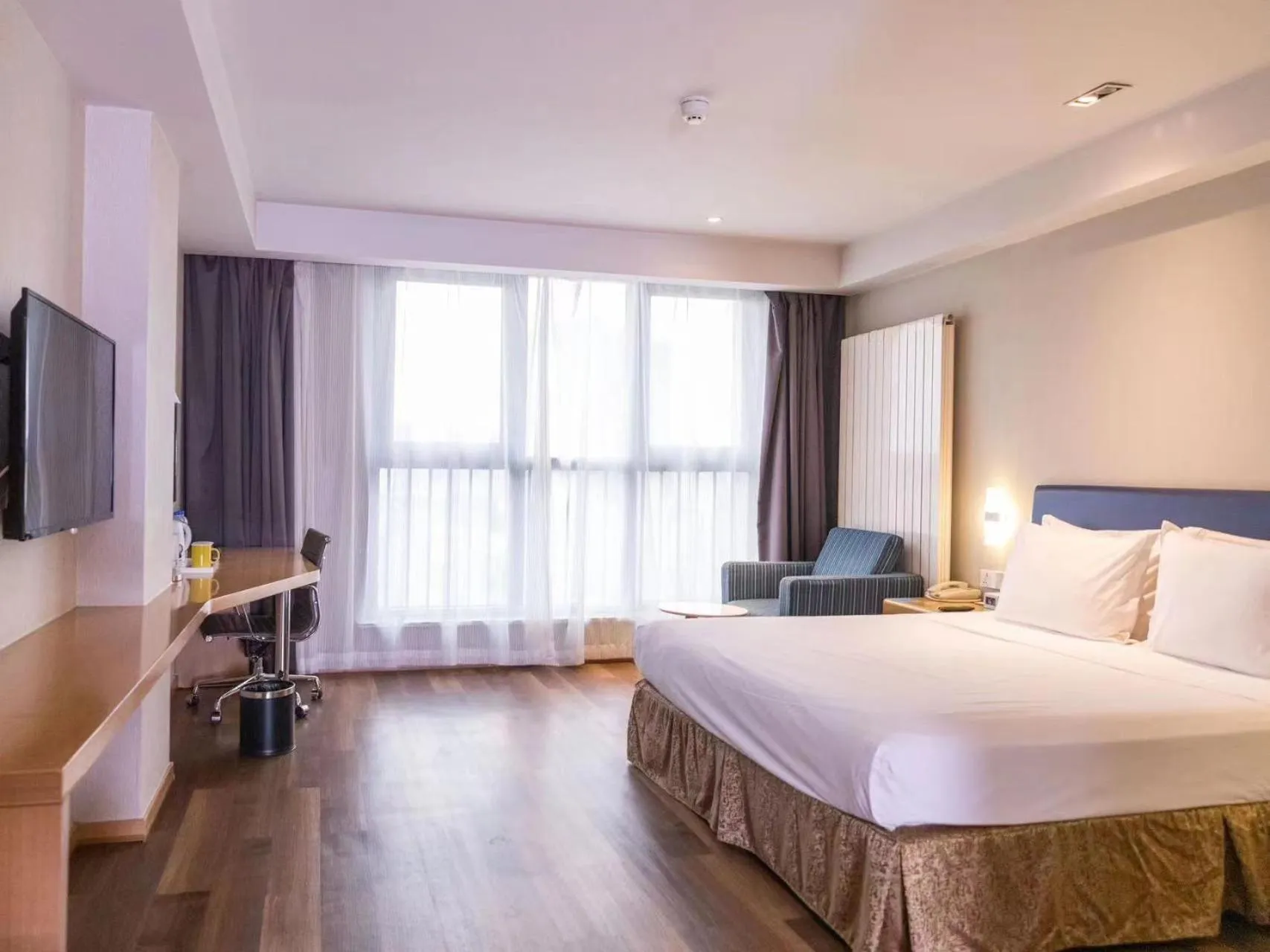 Communal lounge/ TV room in Holiday Inn Express Zhangjiakou Park View, an IHG Hotel