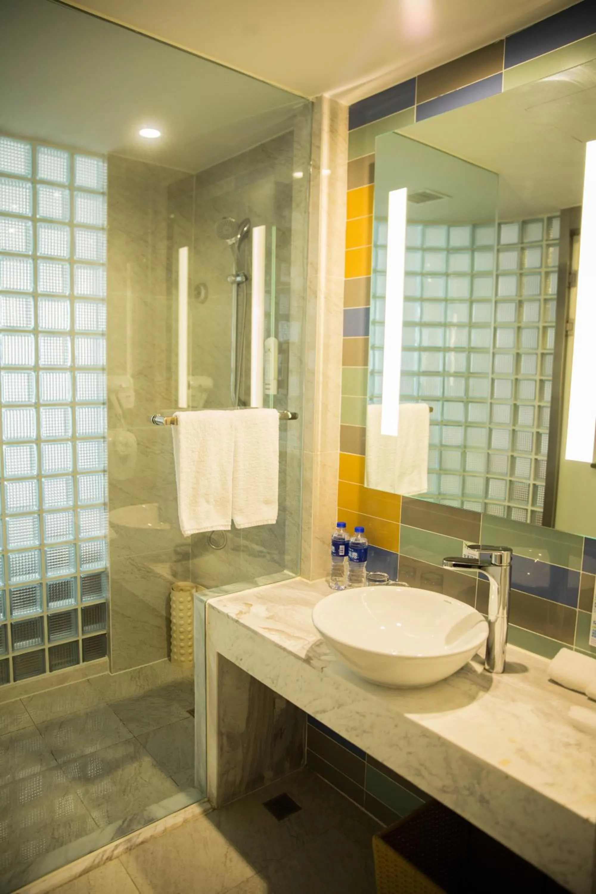 Shower, Bathroom in Holiday Inn Express Zhangjiakou Park View, an IHG Hotel