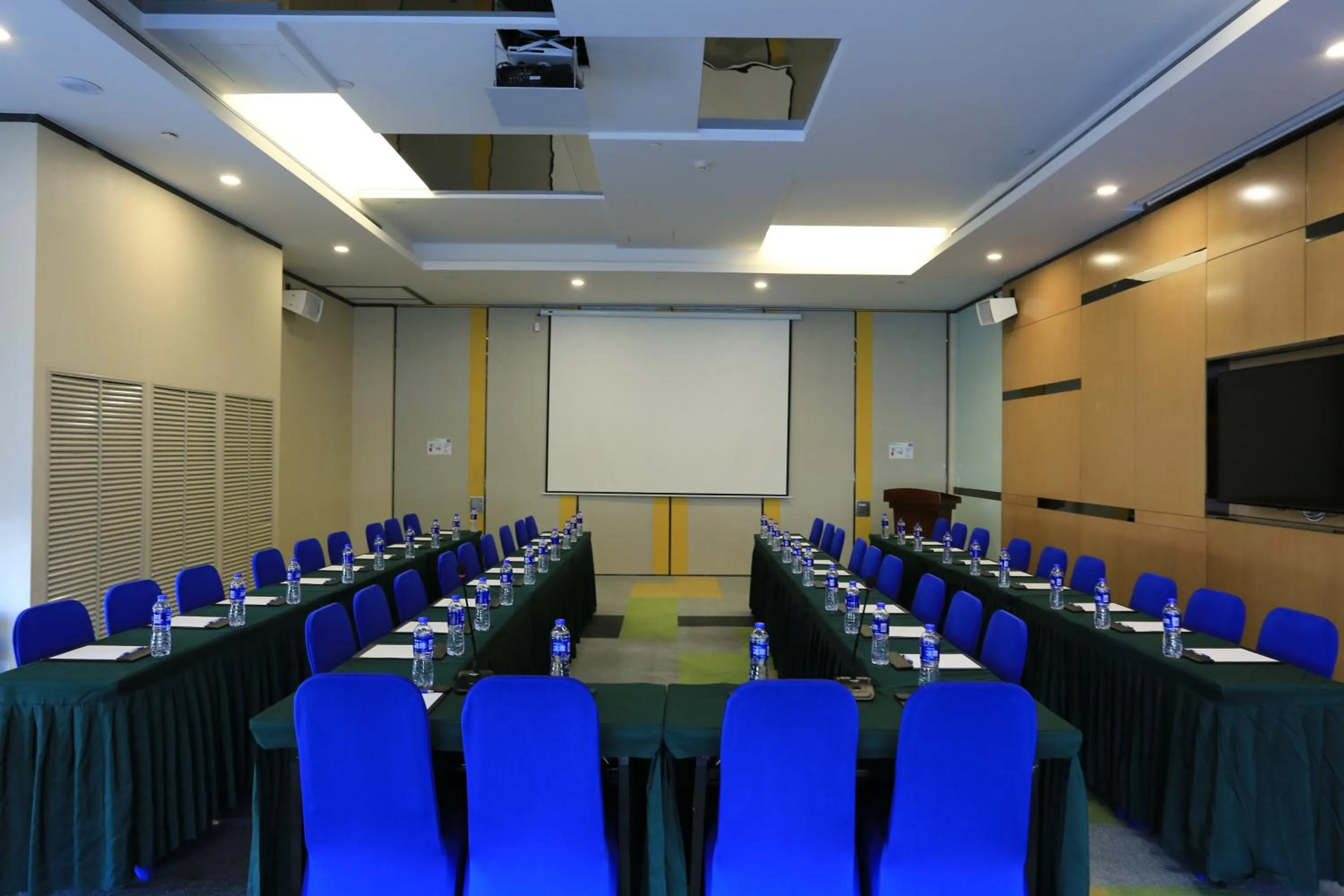 Meeting/conference room in Holiday Inn Express Zhangjiakou Park View, an IHG Hotel