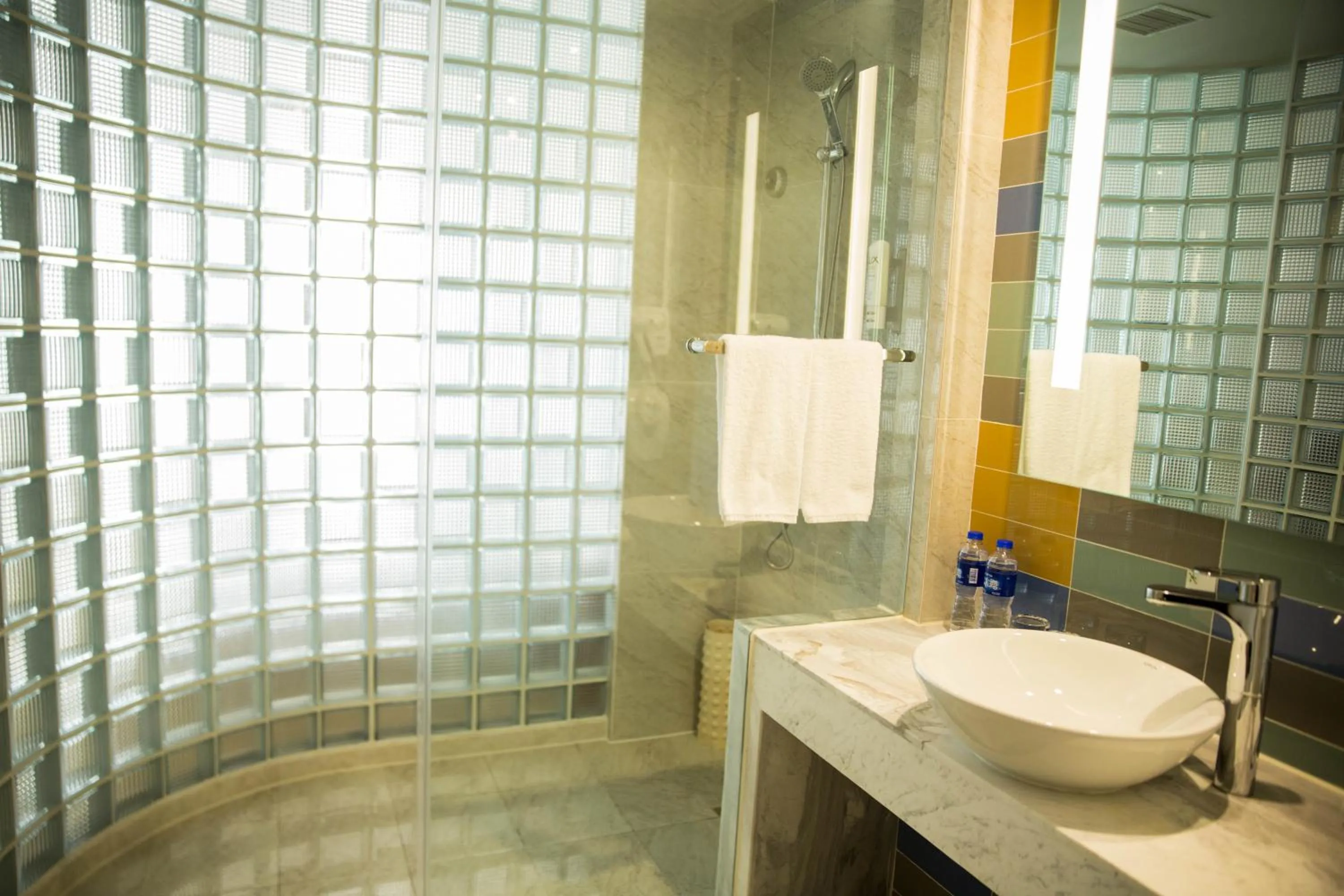 Photo of the whole room, Bathroom in Holiday Inn Express Zhangjiakou Park View, an IHG Hotel