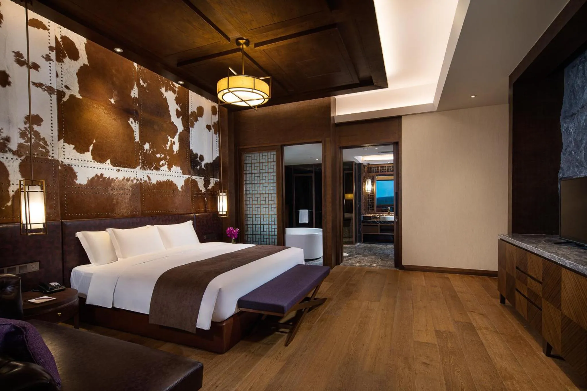 Photo of the whole room, Bed in Crowne Plaza Resort Changbaishan Hot Spring by IHG