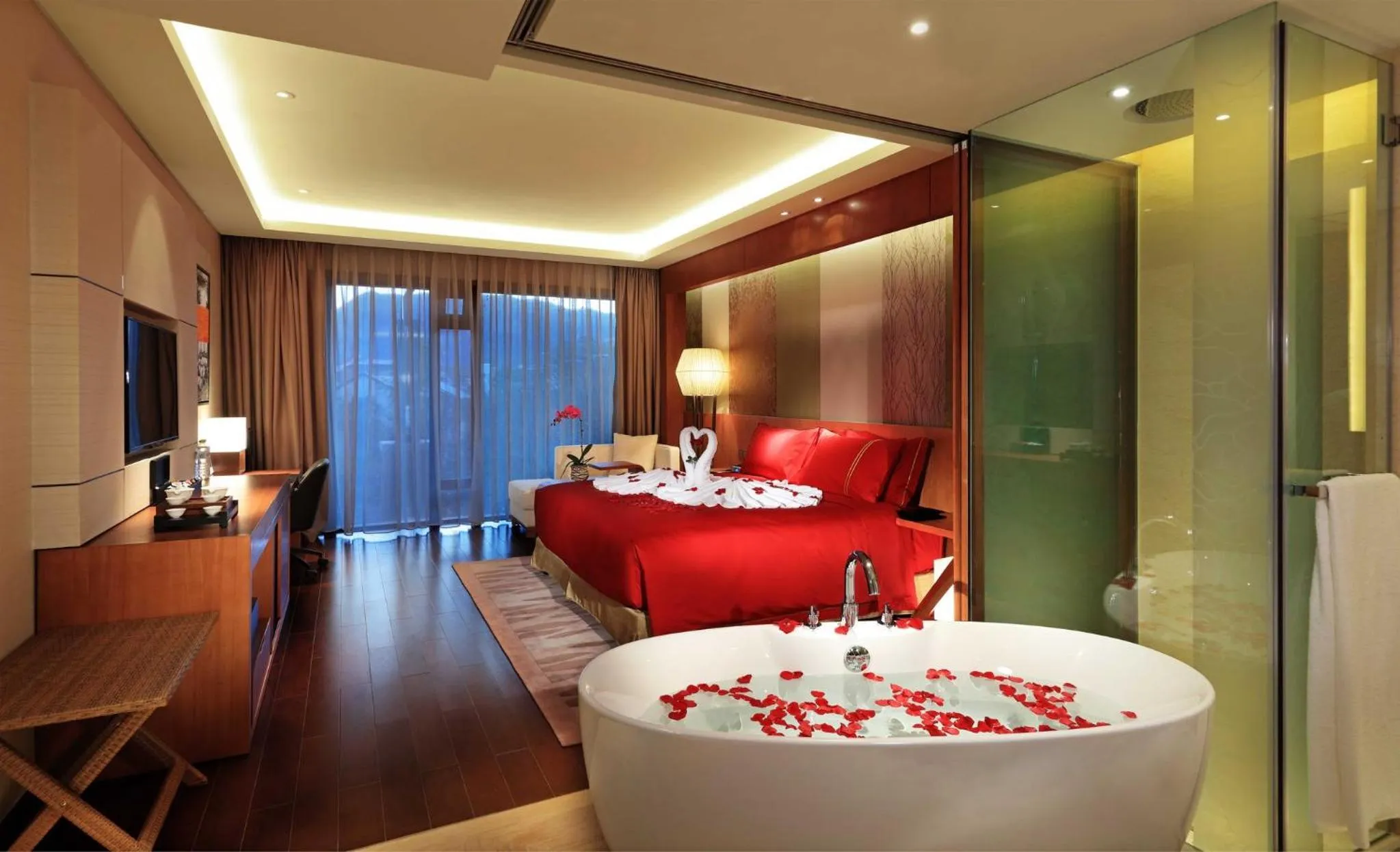 Photo of the whole room, Bed in HUALUXE Hotels & Resorts Kunming