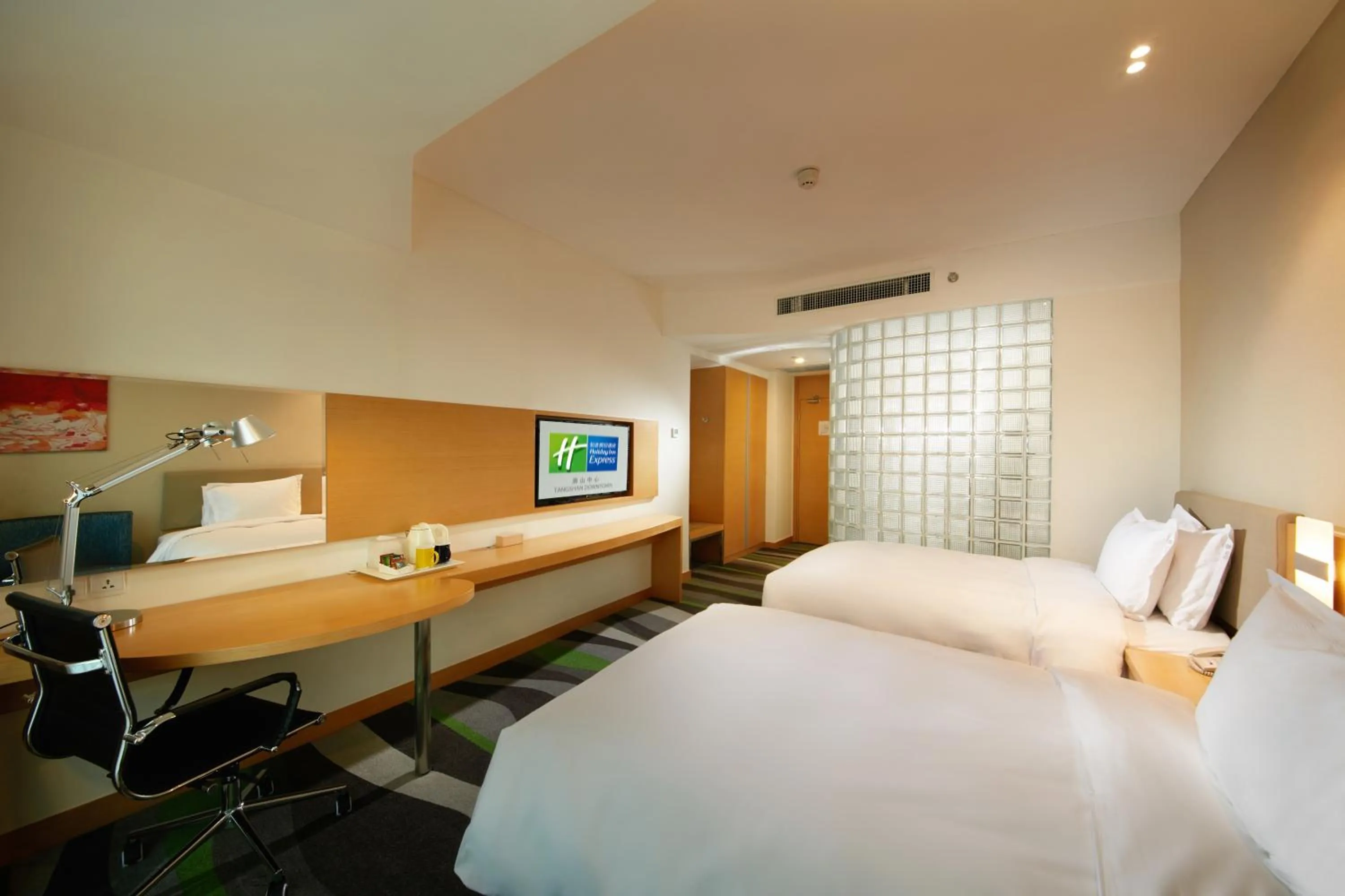 Photo of the whole room, Bed in Holiday Inn Express Tangshan Downtown by IHG