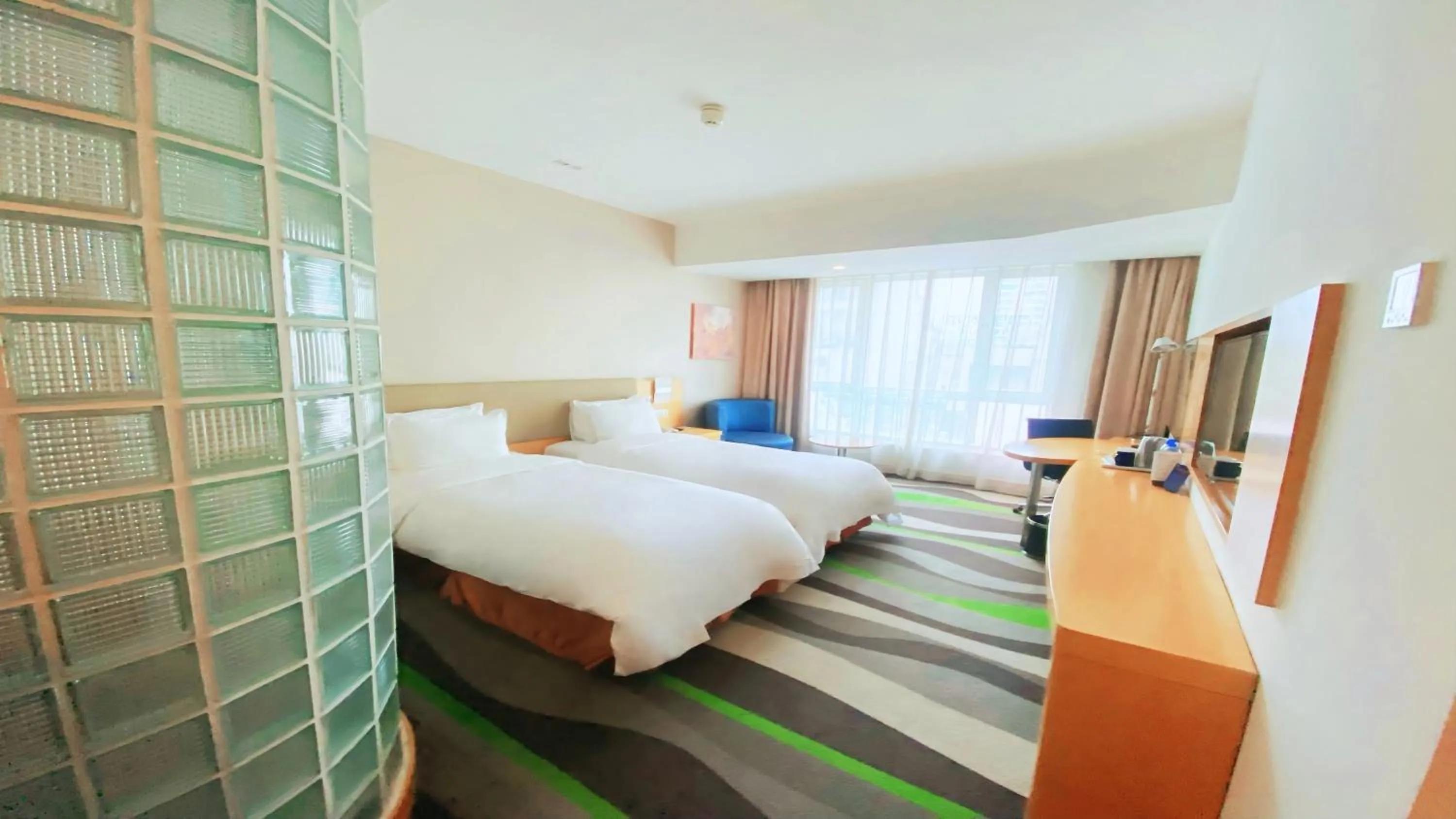 Photo of the whole room, Bed in Holiday Inn Express Tangshan Downtown by IHG
