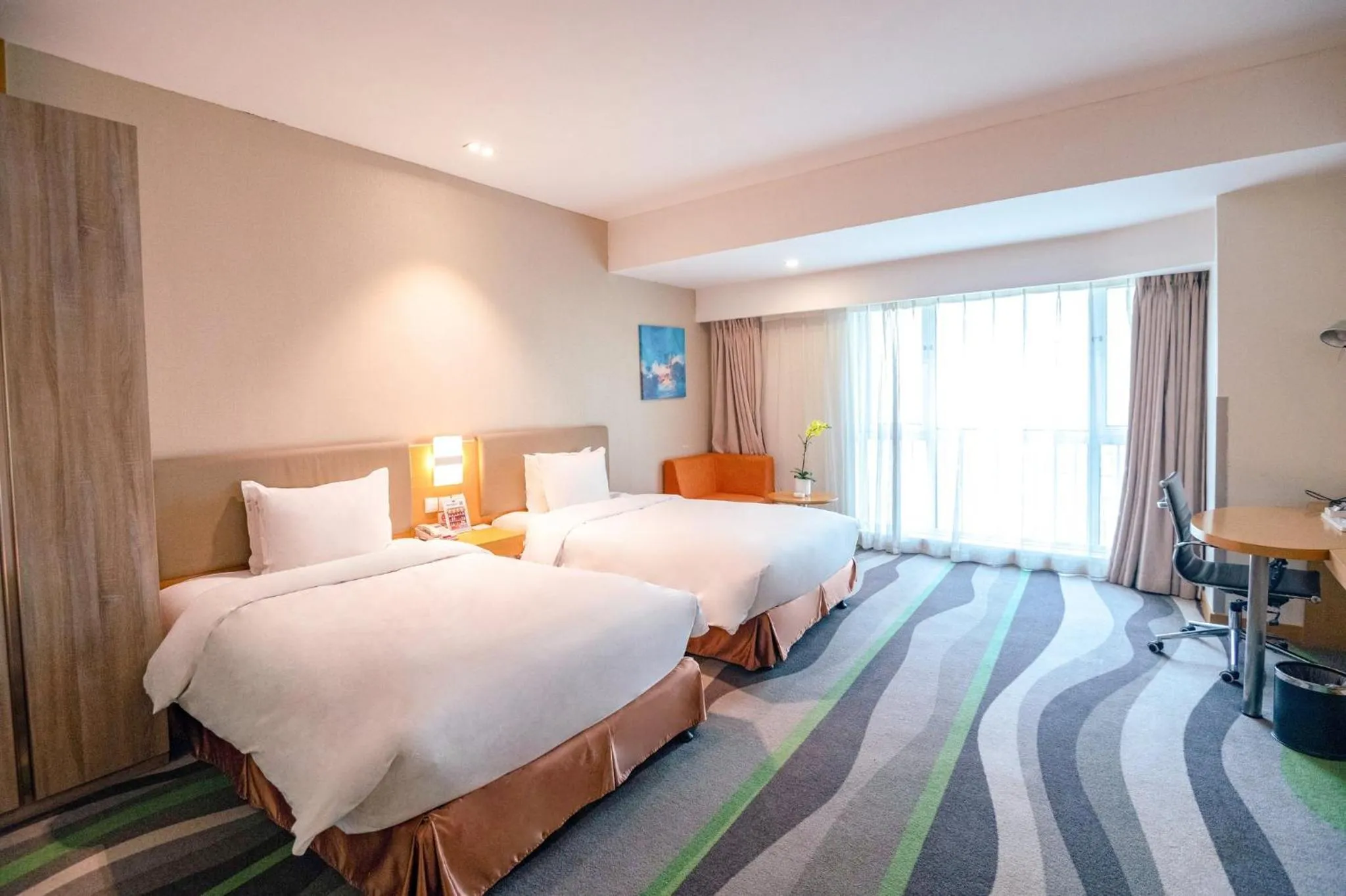 Photo of the whole room, Bed in Holiday Inn Express Tangshan Downtown by IHG