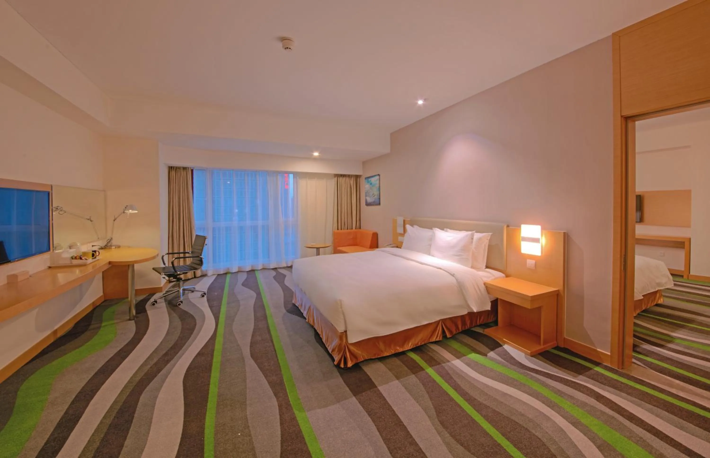 Photo of the whole room, Bed in Holiday Inn Express Tangshan Downtown by IHG