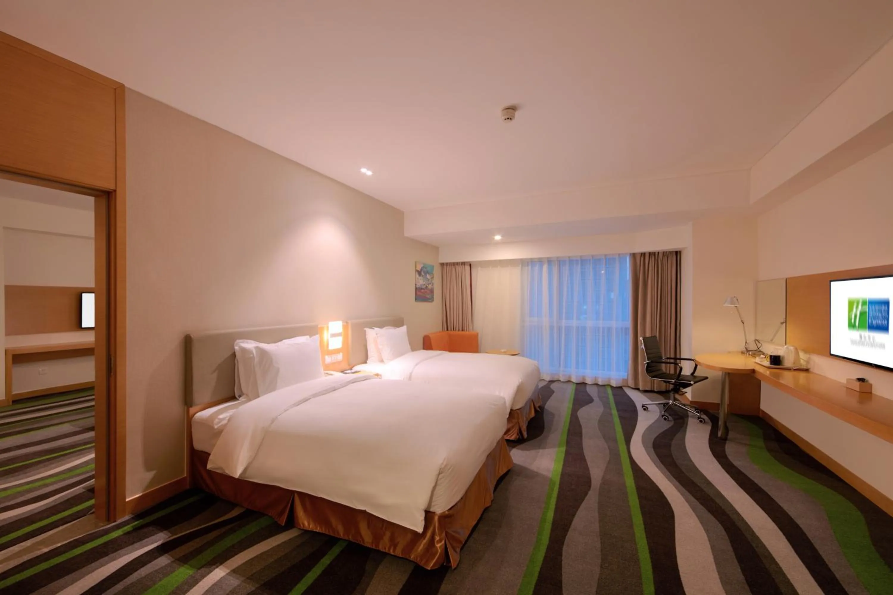 Photo of the whole room, Bed in Holiday Inn Express Tangshan Downtown by IHG