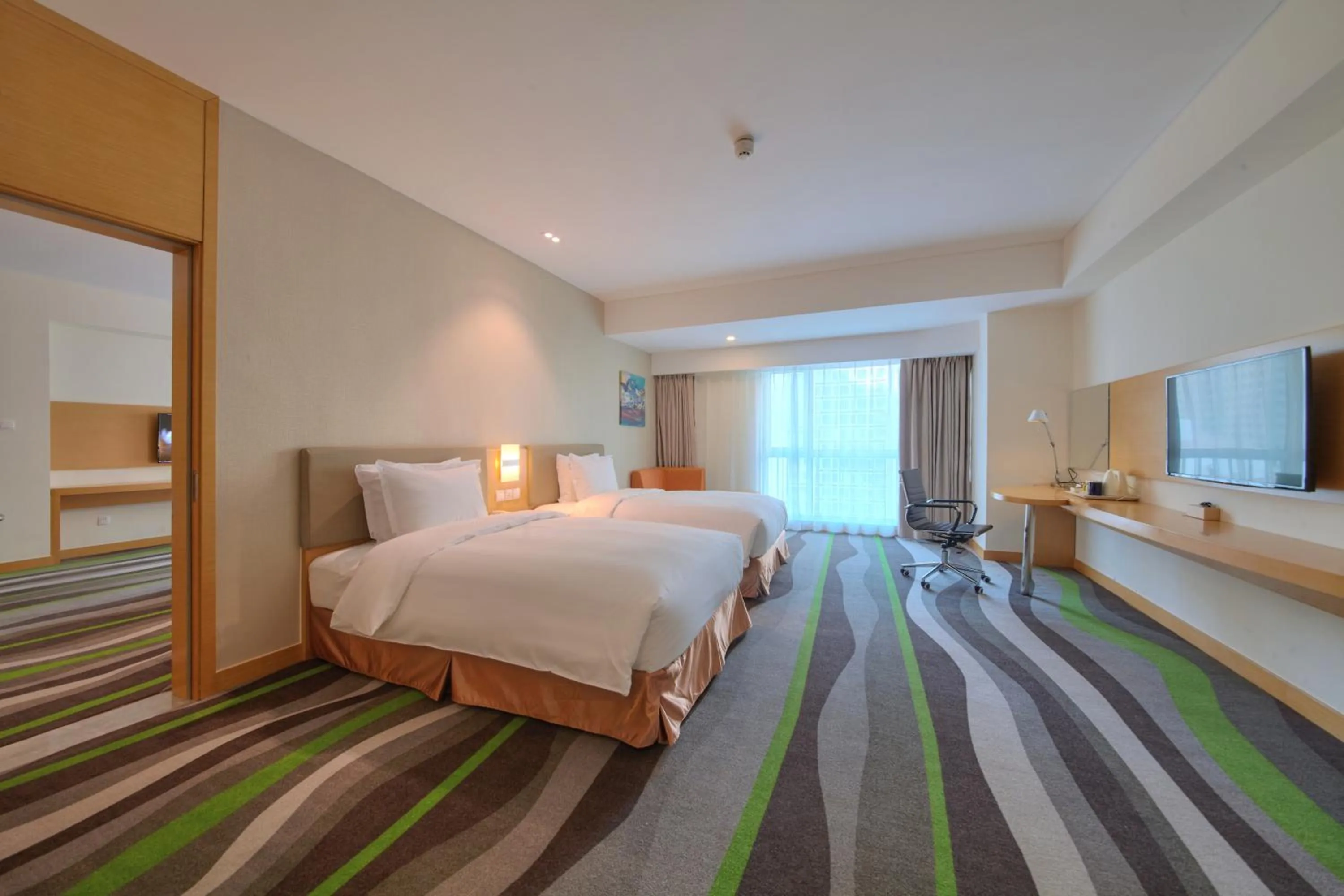 Photo of the whole room, Bed in Holiday Inn Express Tangshan Downtown by IHG