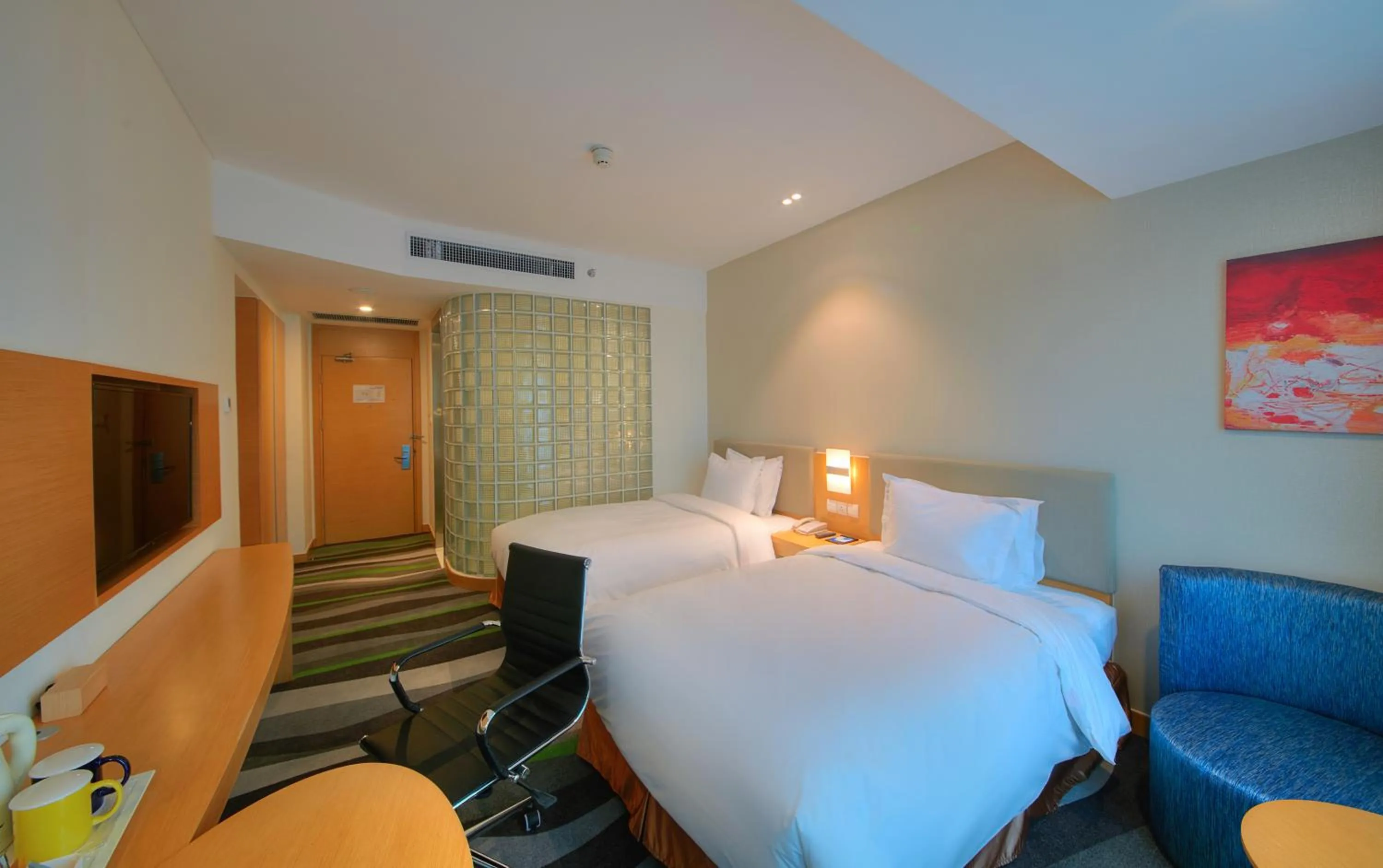 Photo of the whole room, Bed in Holiday Inn Express Tangshan Downtown by IHG