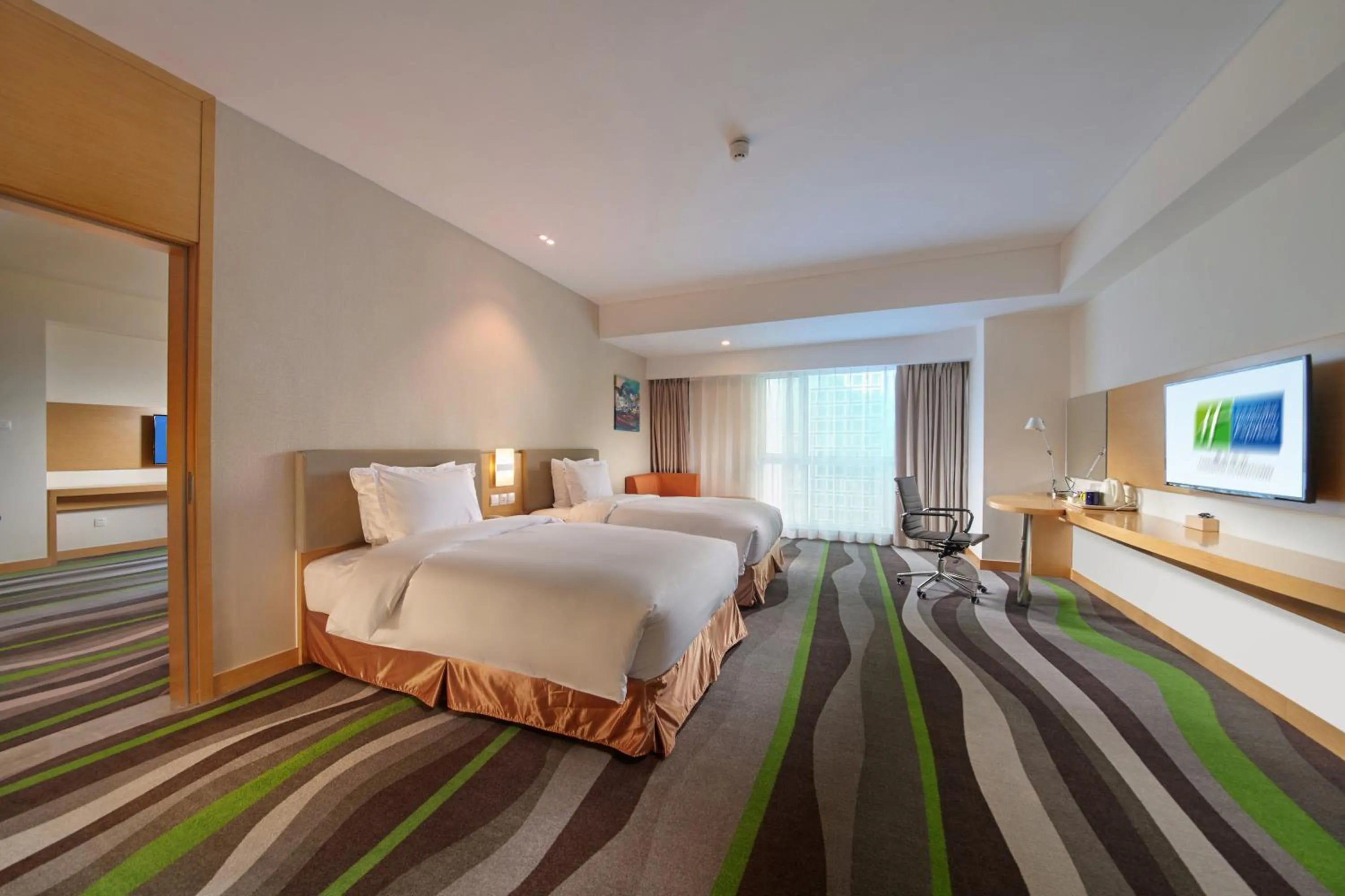 Photo of the whole room, Bed in Holiday Inn Express Tangshan Downtown by IHG