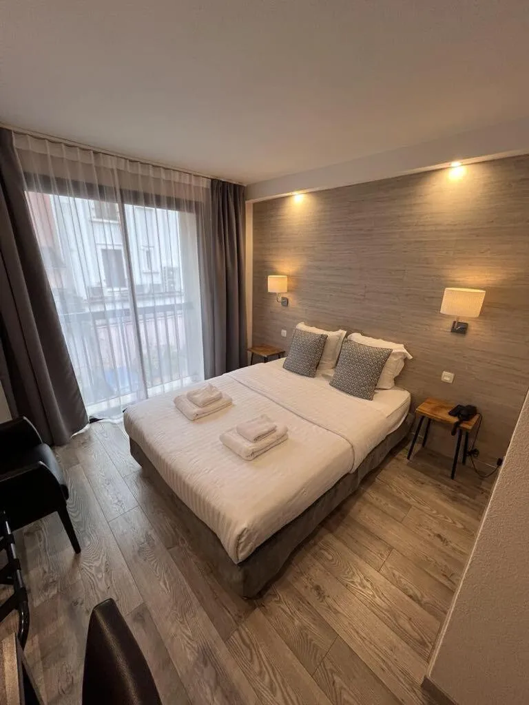 Bedroom, Bed in Au Bec Fin Hôtel