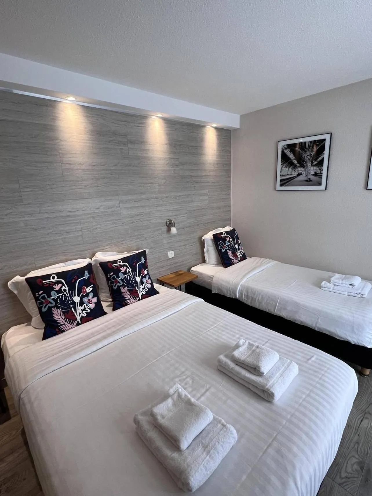 Bedroom, Bed in Au Bec Fin Hôtel