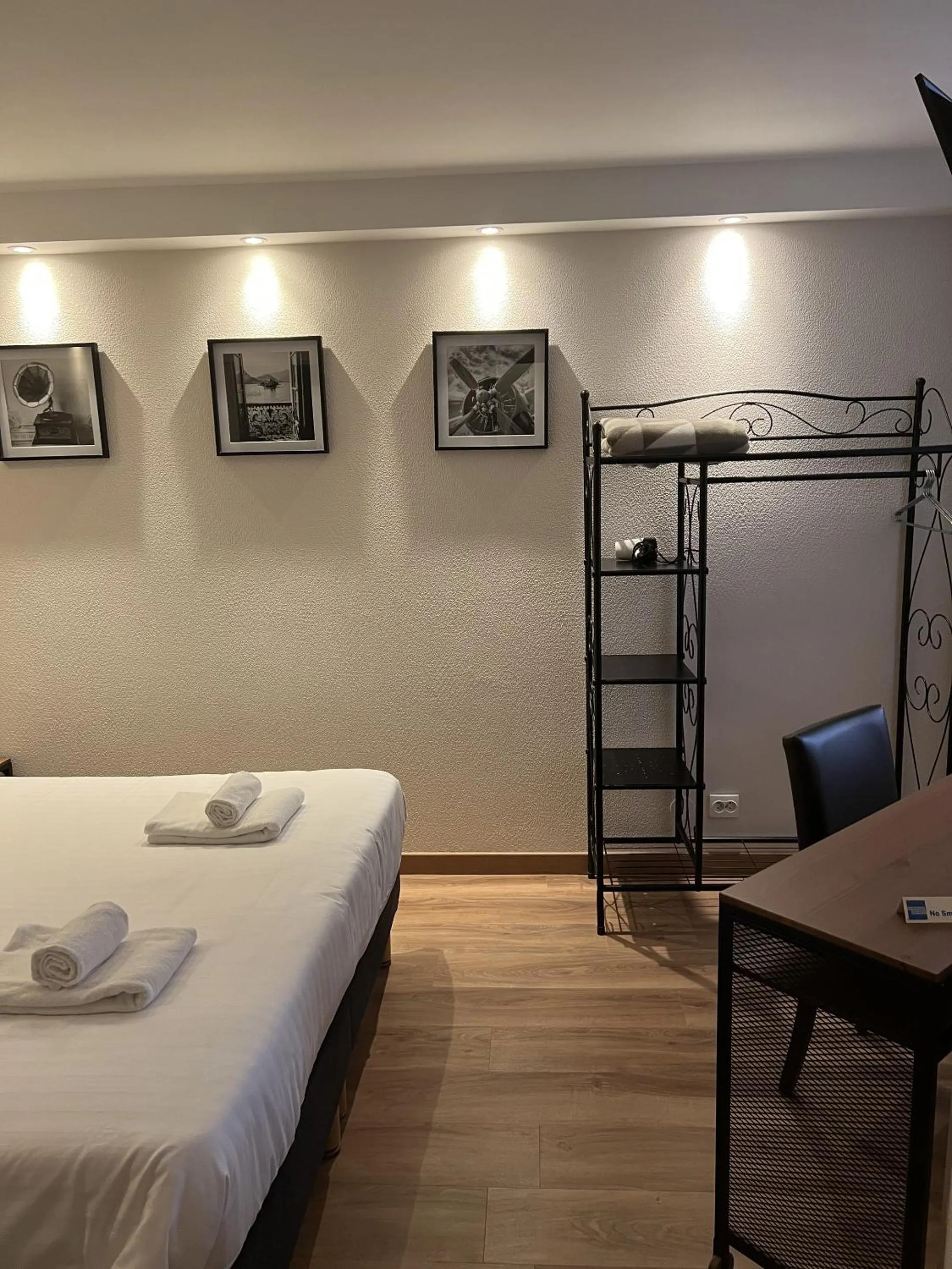 Bedroom, Bed in Au Bec Fin Hôtel