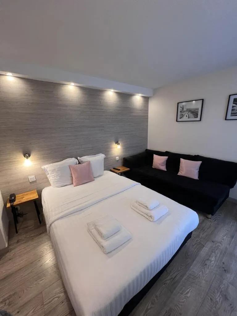 Bedroom, Bed in Au Bec Fin Hôtel