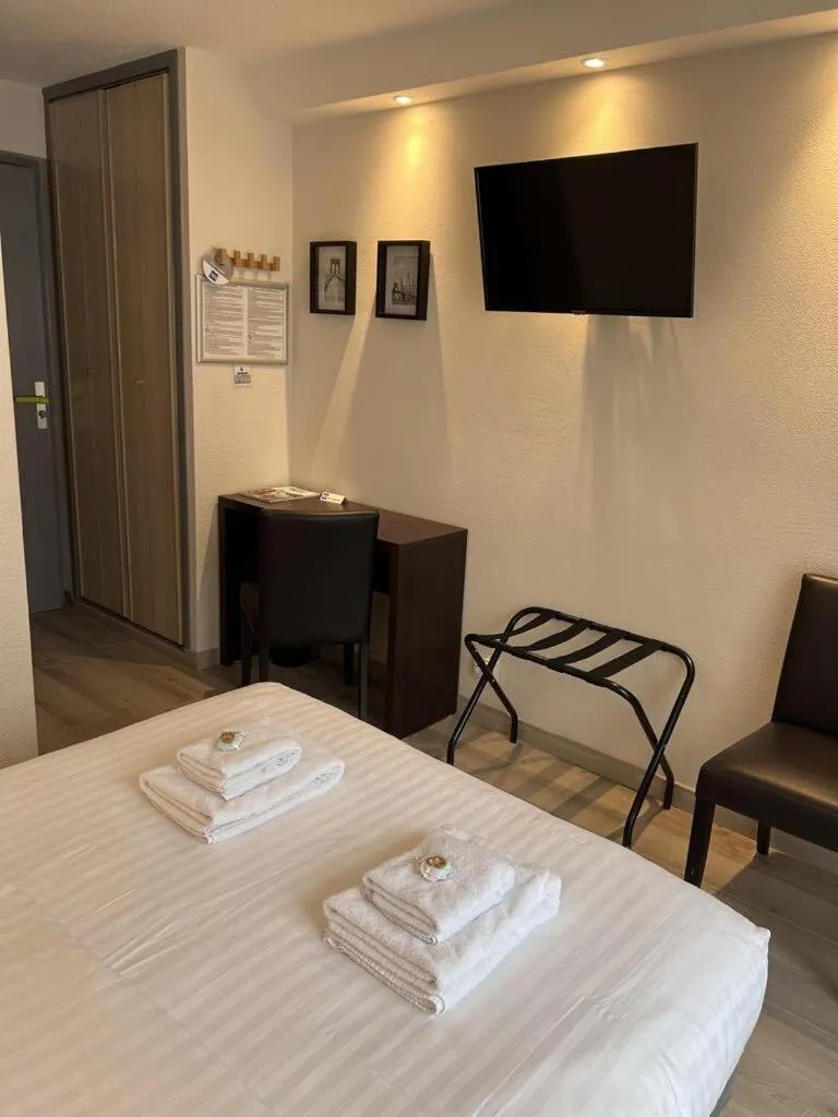 Bedroom, Bed in Au Bec Fin Hôtel