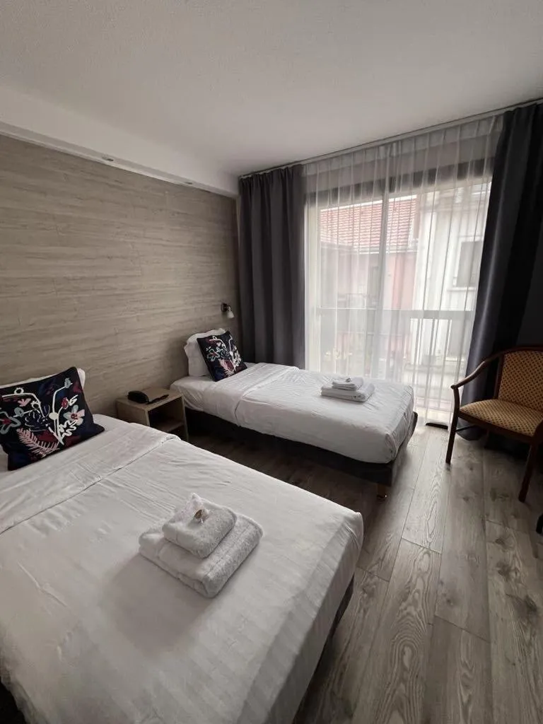 Bedroom, Bed in Au Bec Fin Hôtel