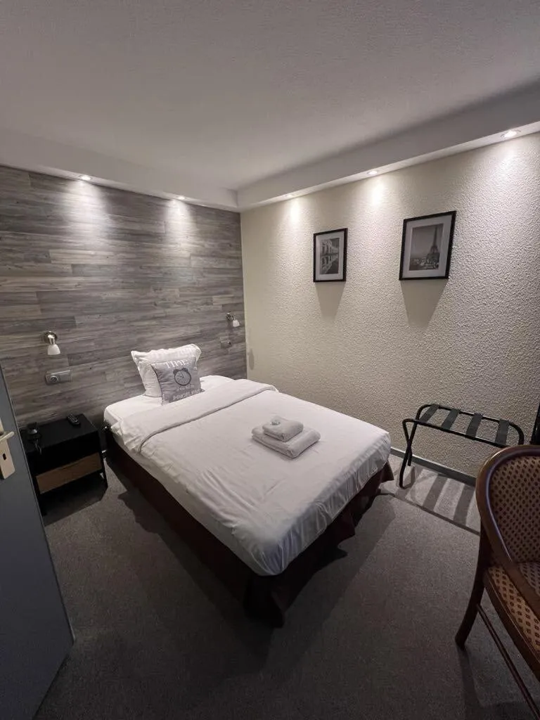 Bedroom, Bed in Au Bec Fin Hôtel