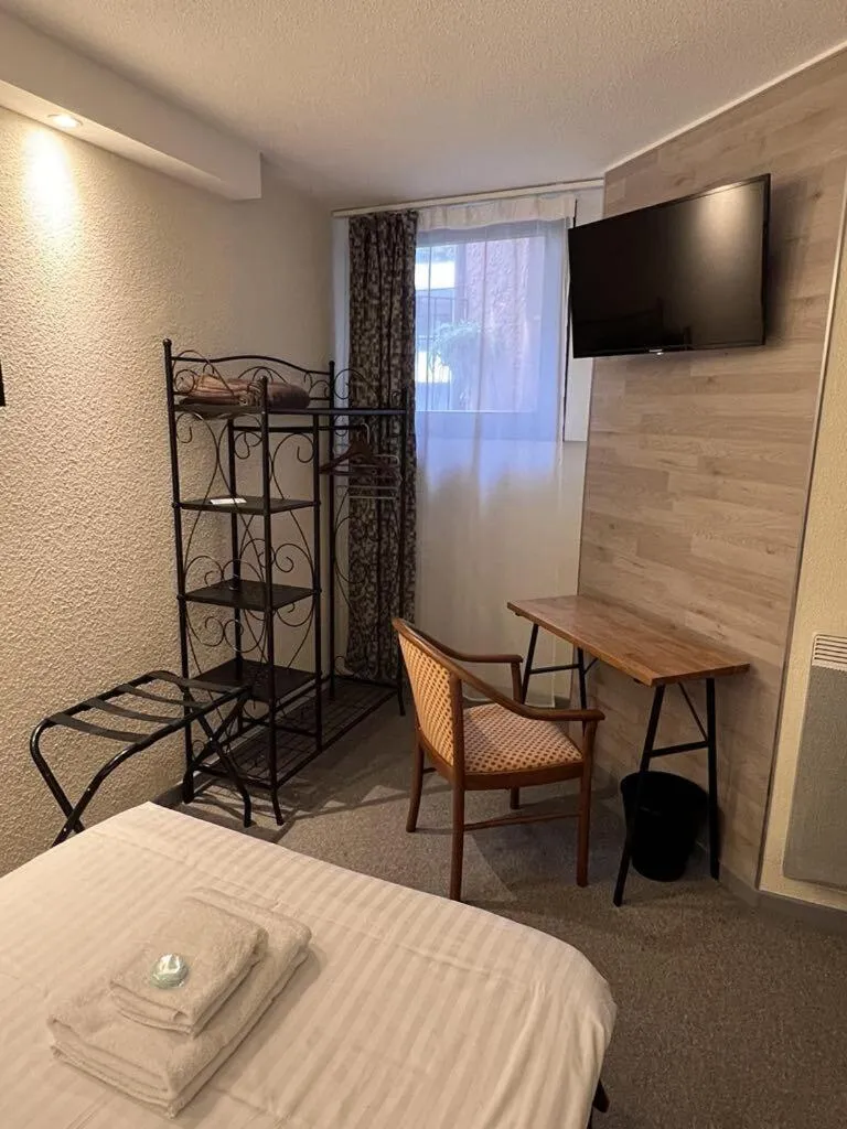 Bedroom, Bed in Au Bec Fin Hôtel