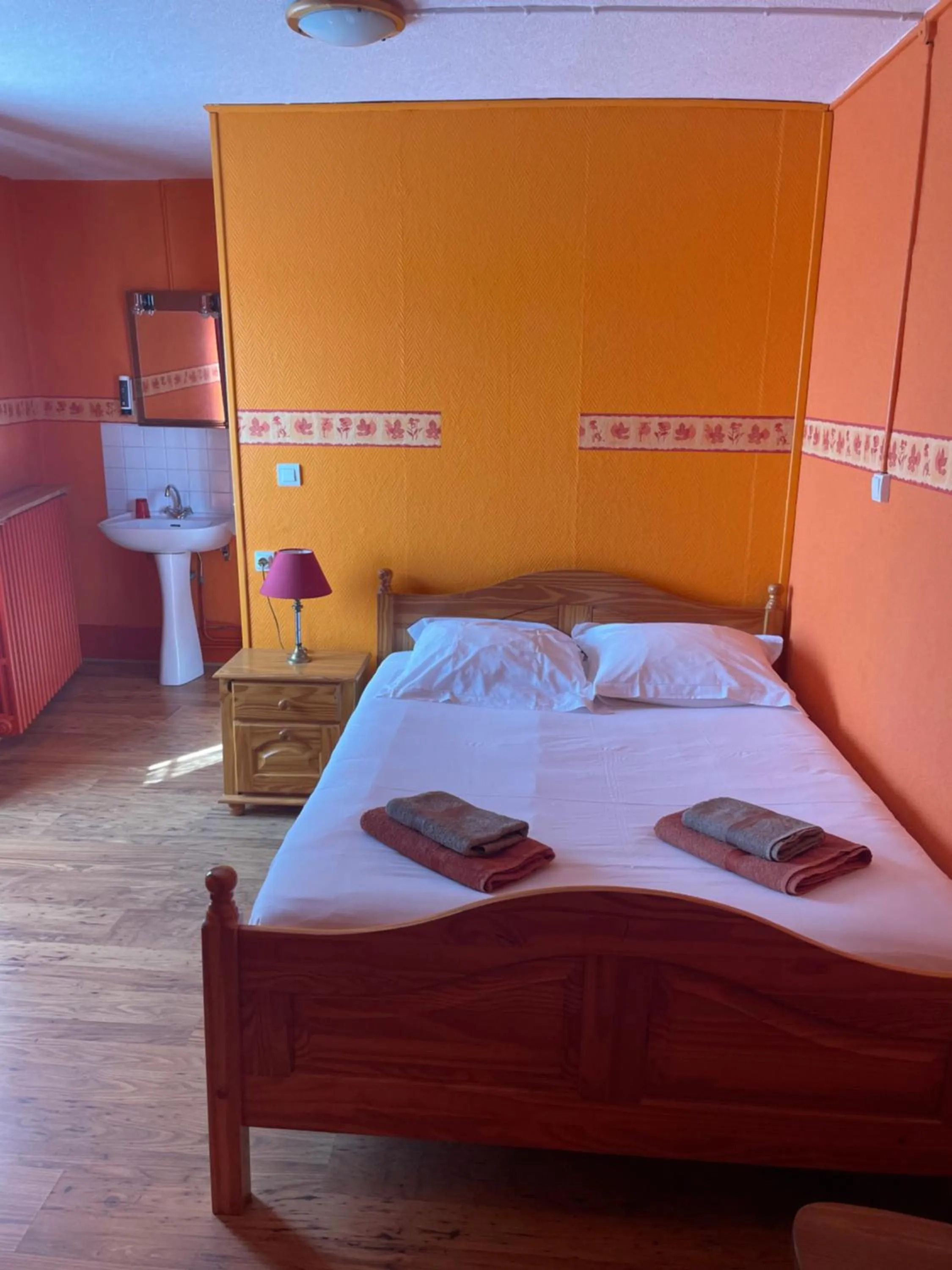 Bed in L'Hôtel du Mouton blanc