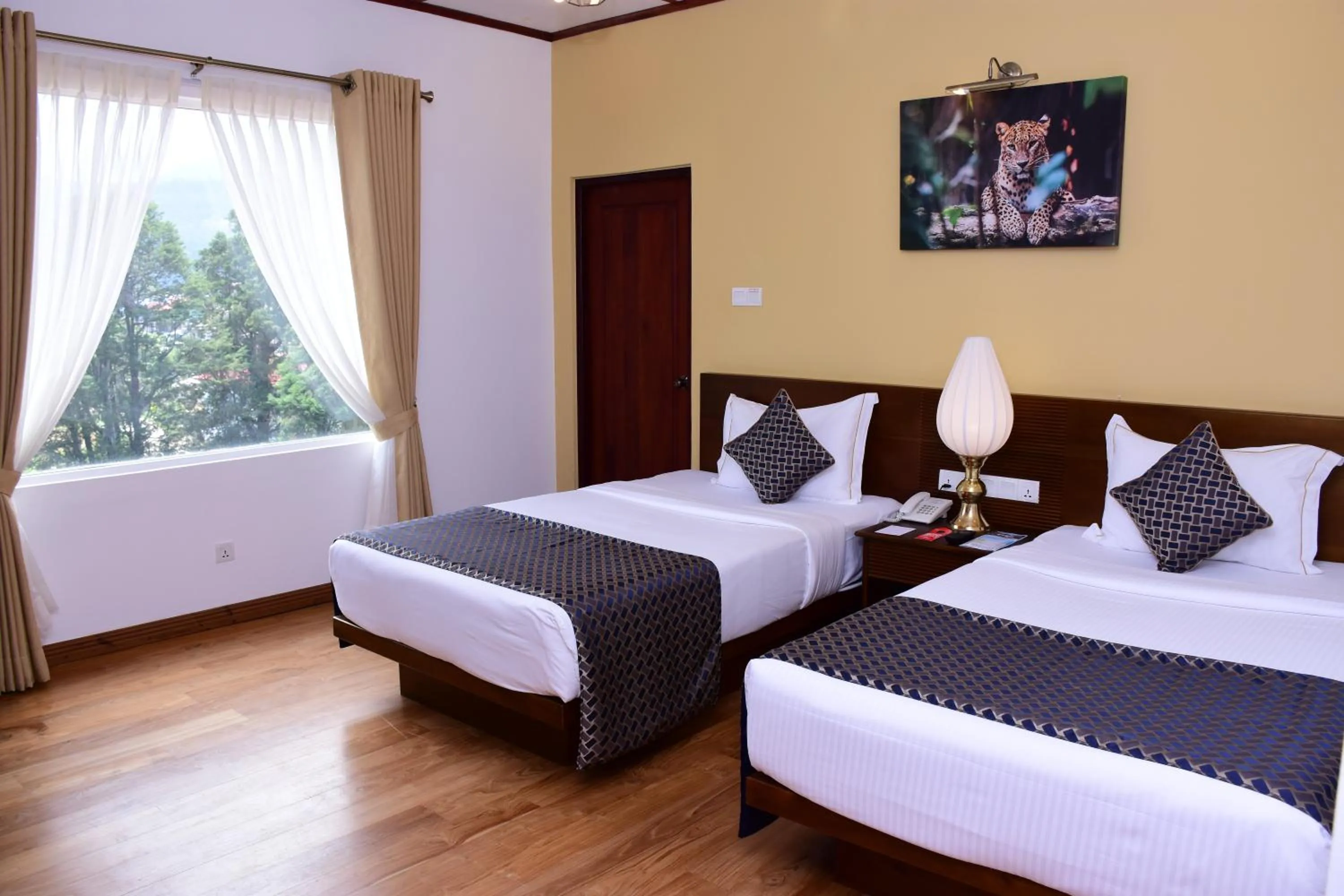 Photo of the whole room, Bed in Mirage Kings Cottage